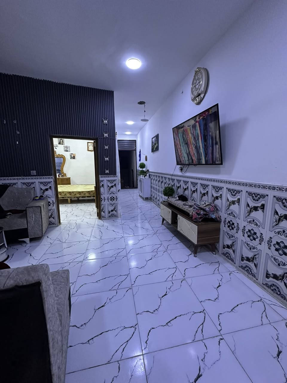 سلام عليكم شقه للبيع العنوان منطقت الفضل شارع مستشفى الطواري قرب مقهى حوري مقابيل يعقوب الحلاق او حازم للاندي اف داخل فرع ثاني باب المساحه  79/90يعني 80متر 
بناء سنه 2023
للستفسار الاتصال على 
*********** او 
***********
