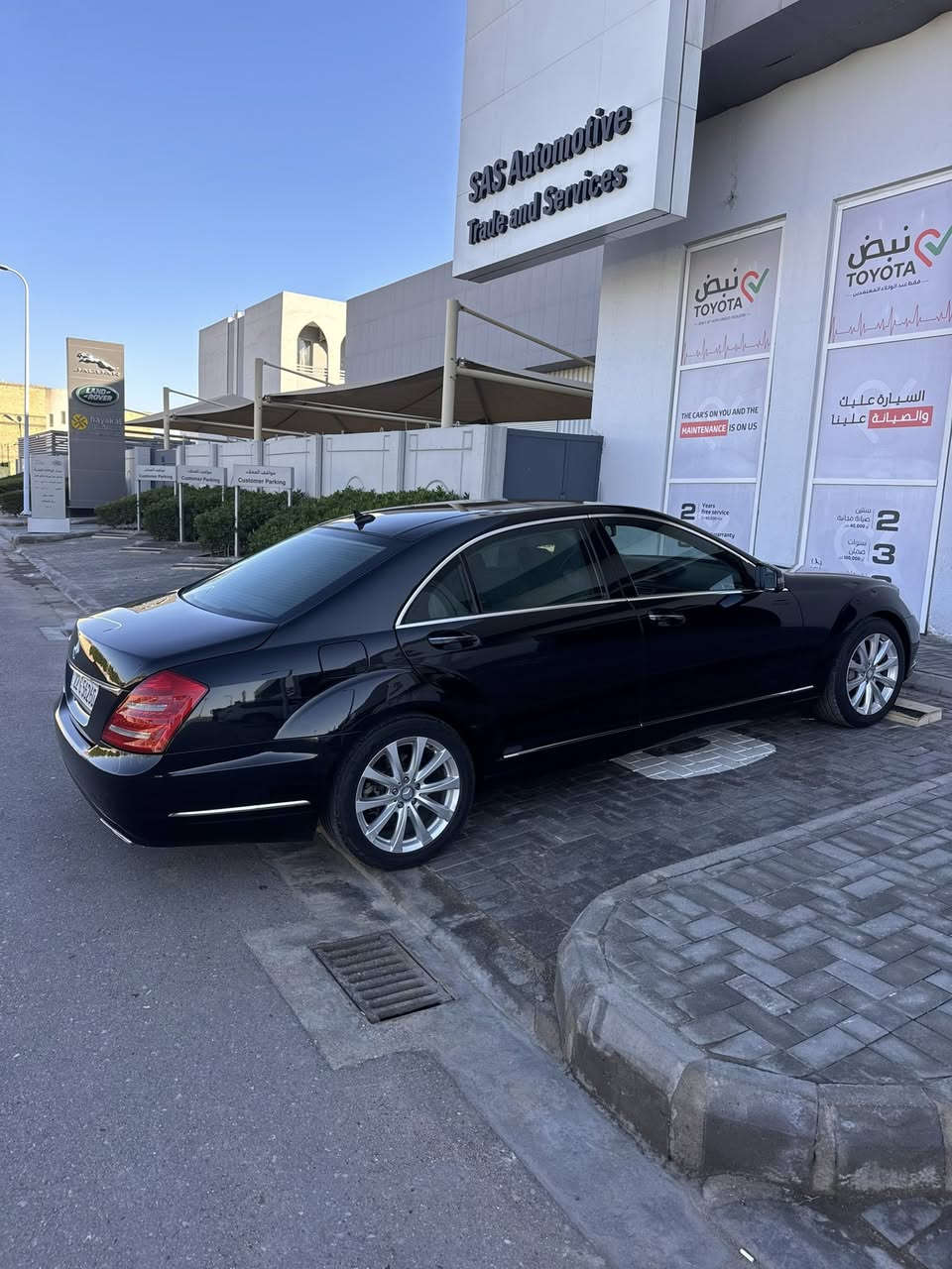 للبيع، سياره مرسيدس S-Class S350 موديل 2012. السياره بحاله الوكاله تماما، خاليه من الصبغ والحوادث، واستخدام شخصي نظيف جدا. تتميز بمواصفات كامله من فل اوبشن، تشمل سقف بانوراما، نظام داتا شو وناظور ليلي، مقاعد كهربائيه، ابواب بصمه، صندوق كهربائي، وابواب شفط، بالاضافه الى حساسات اماميه وخلفيه وكاميرا. السعر 23,500 دولار للاستفسار، يرجى التواصل على الرقم *********** علما بان السياره رقم أربيل الجديد
