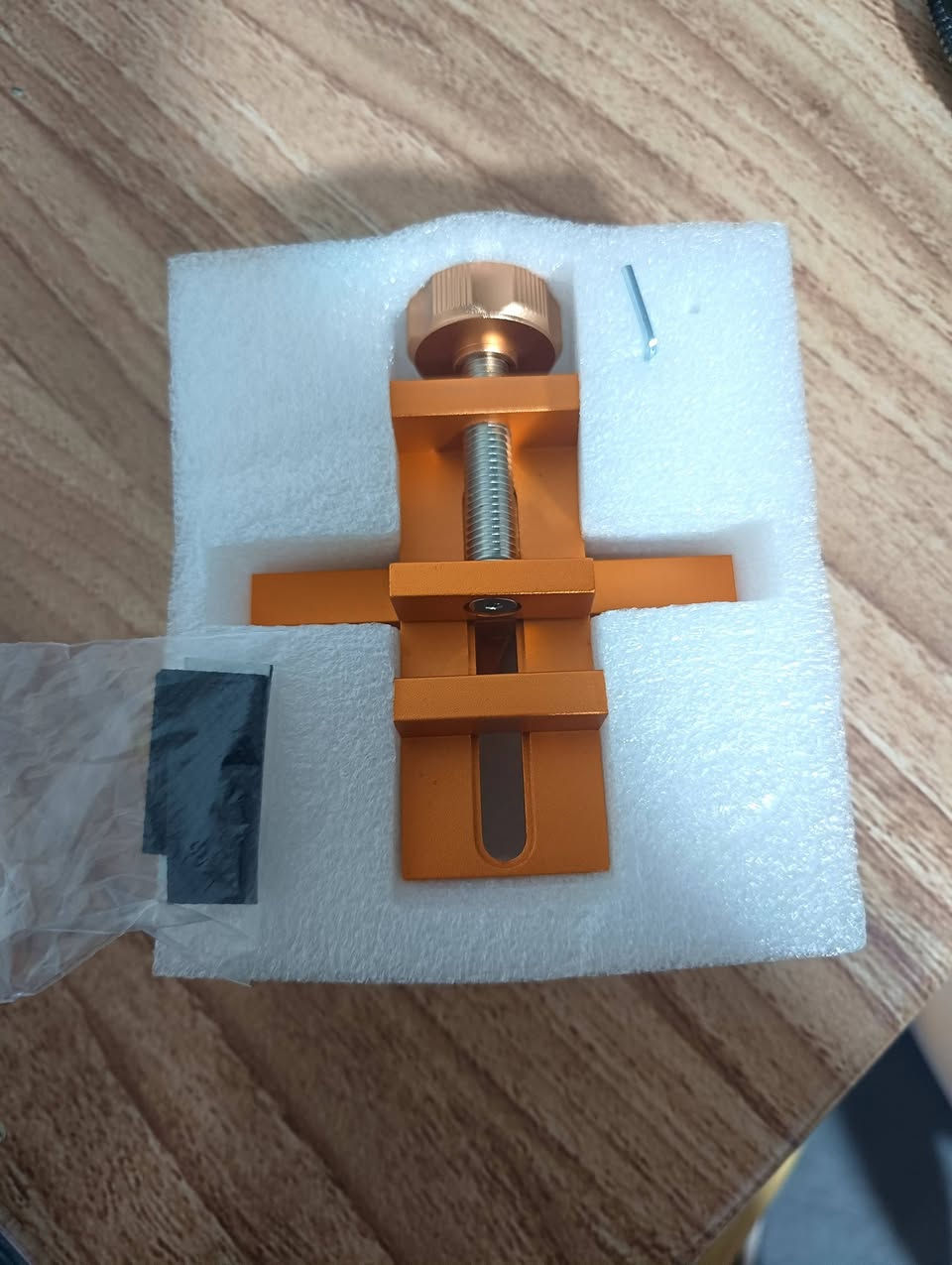 🛠️ لكل نجار أو صاحب "صناعة يدوية".. وفر وقتك وضبط شغلك! 🛠️
هل تعبت من وزن أبواب الكاونترات؟ هل تحتاج دائماً لشخص يمسك معك الباب حتى تثبته؟ الحل صار بيدك مع المسطرة الذكية 2 في 1 لتركيب أبواب الخزانات.
✅ مميزات المنتج:
وظيفة 2 في 1: تعمل كقالب (Jig) لتحديد أماكن البراغي، وكحامل للباب أثناء التركيب.
دقة متناهية: تضمن لك استقامة الأبواب 100% بدون أي ميلان.
سهولة الاستخدام: قابلة للتعديل لتناسب مختلف أحجام الخشب وسماكته.
توفير مجهود: تقدر تركب أصعب الأبواب لوحدك وبأسرع وقت.
جودة عالية: مصنوعة من مواد متينة تتحمل العمل الشاق.

السعر : 10 آلاف دينار


**إذا كنت صاحب هذا الإعلان وتريد حذفه لأي سبب، رجاءا أرسل رسالة إلى الدعم الفني**