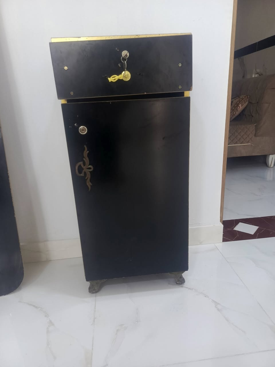 غراض حلاقه للبيع كرسي نضيف وشغال فول ومرايه وميوزتها نضيفات السعر 225كلهن مكاني بصرة كرمه علي ابو صخير رقمي ***********
