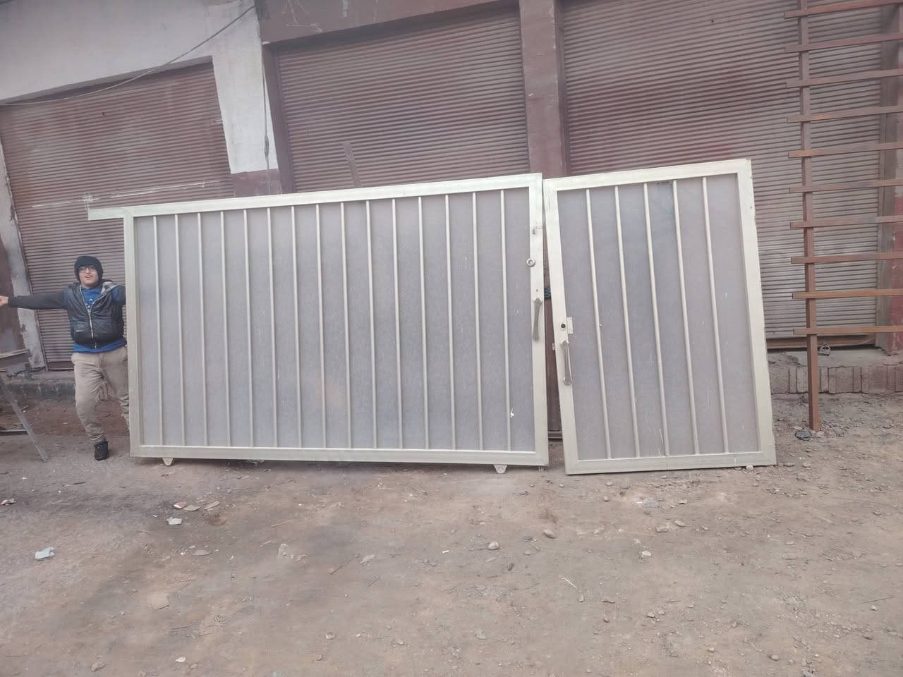 باب سلايت
طول 425 سانتم 
رتفاع 185 سانتم 
حديد ثقيل كابون زجاجي 
مستعمل شي قليل 
مكان فلوجه تواصل 
***********
***********
***********
