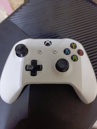 عندي اكس بوكس وان فات البيع ملحقات كامله يده اصليه ومحوله نضيف كلش بي ...