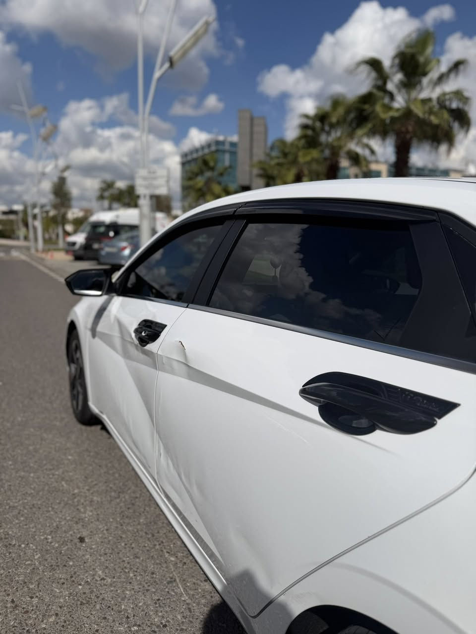 للبيع | هيونداي النترا 2023 – مواصفات خليجيه
🔹 المواصفات:
 • محرك 1.6 لتر اقتصادي بالبنزين
 • 4 سلندر
 • قير أوتوماتيك
 • دفع أمامي
 • نظام Eco لتوفير الوقود
 • شاشة + بلوتوث + تحكم من المقود
 • مكيف ممتاز ❄️
 • زجاج كهرباء + مرايا كهرباء + تشغيل عن بعد
 • نظام أمان ABS + Airbags

🔹 المعلومات:
 • الموديل: 2023
 • المواصفات: خليجي
 • الممشى: 96,000 كم
 • اللون: أبيض 🤍
 • المقاعد: قماش
 • عدد الركاب: 5
 • الاستخدام: شخصي

📍 الموقع: أربيل

 • السيارة نظيفة بشكل عام وما بيها مشاكل ميكانيك
 • بيها دعمه على بابين (قابلة للتصليح) تحتاج PDR
 • الدعامية الخلفية بيها كسر
 • بالجام الأمامي جهة الراكب أكو فطر
 • تظليل رسمي الى 2026/10

💰 السعر: 14,000 دولار ( بيها مجال بسيط للطيبين )

📞 للتواصل: واتساب ***********
