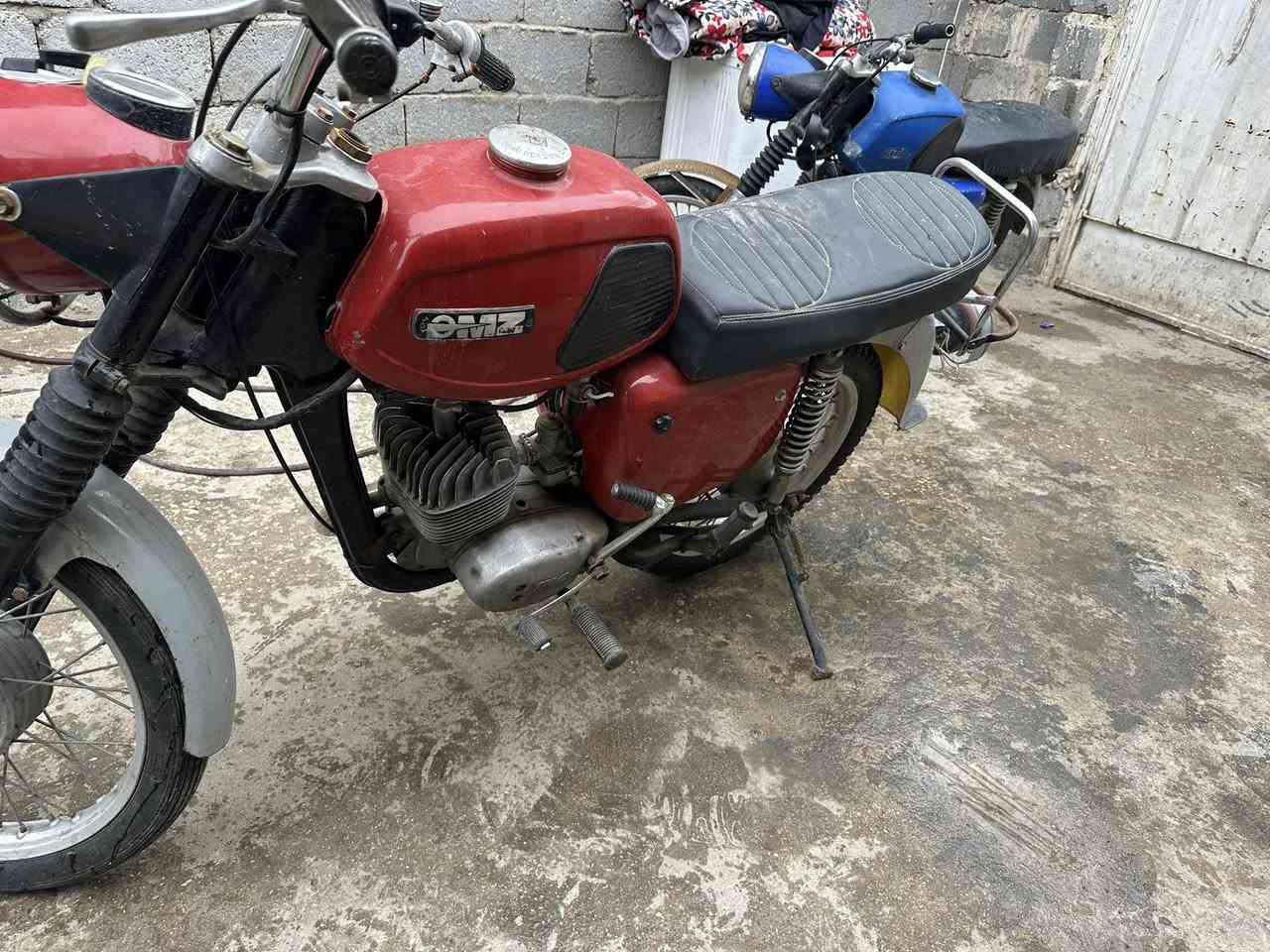 سلام عليكم  دراجات امزت للبيع وحده ٨١ وحده ١٥٠ دراجات سعرهن ثنينهن مليون وربع وبيهن مجال مكان كربلاء في حي العامل ستتساره ***********
