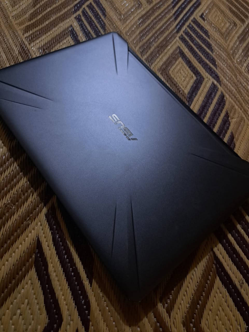 🔥 للبيع: لابتوب جيمنج وإصدار هندسي احترافي ASUS TUF Gaming (بحالة ممتازة ونظافة تامة) 🔥

جهاز قوي جداً ومثالي لكل من يبحث عن الأداء العالي في الألعاب الثقيلة، برامج المونتاج، التصميم الهندسي والبرمجة، أو منصات التداول والتحليل الرقمي الاحترافي! الجهاز نظيف جداً ومفرمت جديد وجاهز للاستخدام مباشرة مع كامل التعريفات الرسمية.
​💻 المواصفات التقنية الكاملة:
​المعالج (CPU): Intel® Core™ i7 (سريع جداً في معالجة البيانات والبرامج الضخمة بدون أي تعليق).
​الذاكرة العشوائية (RAM): بحجم 16GB DDR4 (تضمن لك سلاسة فائقة في فتح برامج متعددة والتنقل بينها بدون أي بطء).
​كرت الشاشة الخارجي (المنفصل): NVIDIA® GeForce® GTX 1060 (بمساحة 6GB VRAM فعلية ومستقلة) - أداء قوي وجبار لتشغيل ألعاب الـ eSports والبرامج الهندسية والرندرة بسلاسة فائقة.
​كرت الشاشة الداخلي (المدمج): Intel® UHD Graphics 630 (ذكي وموفر للطاقة، يعمل تلقائياً أثناء التصفح والمهام اليومية للحفاظ على البطارية).
​النظام والتعريفات: ويندوز نظيف مفرمت حديثاً ومحدث لأحدث نسخة مستقرة لضمان أعلى أداء.
​✨ ميزات إضافية بالجهاز:
​تصميم ASUS TUF الشهير بالقوة والمتانة وتحمل ظروف العمل الشاق.
​كيبورد جيمنج مريح جداً مع إضاءة حمراء مميزة وتحديد واضح لأزرار الحركة (WASD).
​نظام تبريد مزدوج (Dual Fans) يحافظ على استقرار الحرارة أثناء ساعات العمل الطويلة.
​📌 الحالة: الجهاز نظيف جداً (بحالة شبه جديدة) وخالي تماماً من أي عيوب مصنعية أو صيانة سابقة، وجاهز للفحص والتقليب قبل الشراء.
​السعر المطلوب: 650,000 دينار عراقي (أو ما يعادله بالدولار: 430$)
​المكان: الأنبار / الرمادي (متوفر الفحص والتسليم المباشر يد بيد).
📞 المهتم يتفضل بمراسلتي على الخاص للشراء أو الاستفسار. ***********
