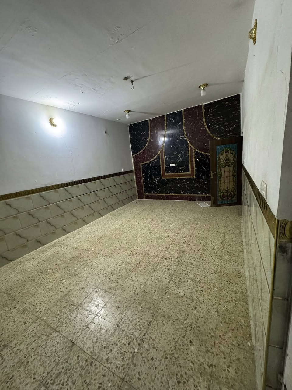 سلام عليكم يوجد دار ليجار المساحه ٢٠٠ م حي الوحده لاسلاميه قرب حسن المضمد علا شارع العام بي ٤ غرف نوم ستقبال بيت نضيف يصلح سكن يصلح صالون كلشي يصلح اي ستفسار لاتصال ***********
