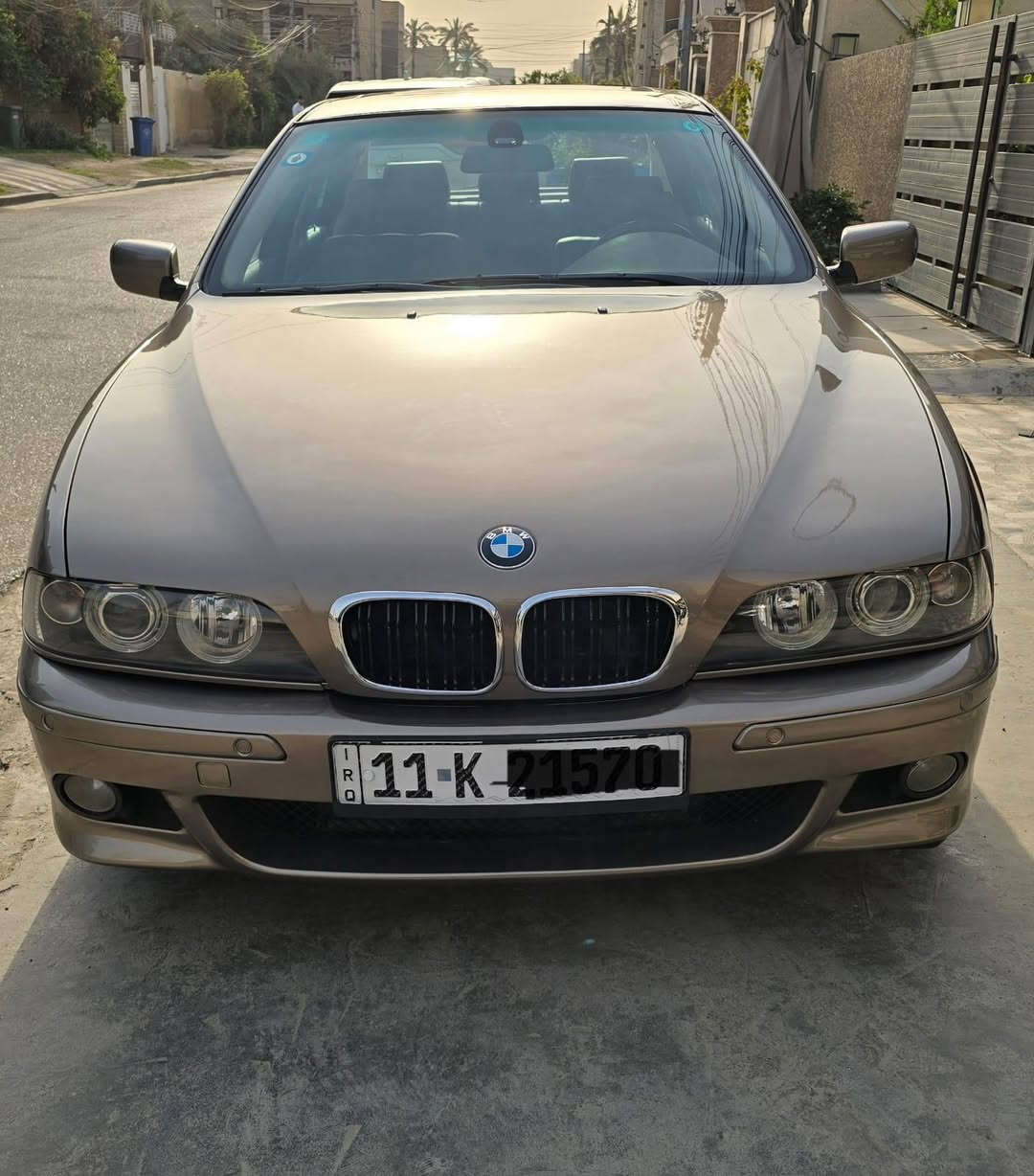 للبيع: BMW 528i موديل 2002
 مكان السيارة: بغداد 
 
 المحرك: 6 سلندر - 2800cc
 (حجر وحساسات الصالنصة أصلية وكالة)

 أضرار السيارة
• وارد أمريكي
• مصبوغة عام (صبغ درجة أولى)
• السيارة مصروف عليها مبالغ كبيرة وكل القطع أصلية

 المواصفات:
• دبل جام
• تبريد + تدفئة
• لايت زنون سوار أصلي (وكالة)
• بك لايت شمعة أصلي
• مرايات شفط
• فتحة سقف (سلايد جام)
• مقاعد جلد كهربائية + ميموري
• ستيرن كهربائي (دركة M أصلية)
• مشط كهربائي
• 10 وسائد هوائية (إيرباك)
• شاشة أصلية + كاميرا 
مرأة داخليه اوتو دم
• ويل كب M تو سايز أصلي
• دوسات ودعامية M
• ريمونت أصلي وكالة شغال

 تفاصيل إضافية
• رقم السيارة: بغداد الدولي الجديد
• باسم المالك تحويل مباشر
• لون السيارة: ذهبي (لون مميز) + داخلية مميزة
• ملاحظة: السيارة بحالة ممتازة جداً  ولا تقارن بالسيارات المستهلكة

للتواصل: *********** (واتساب متوفر)
