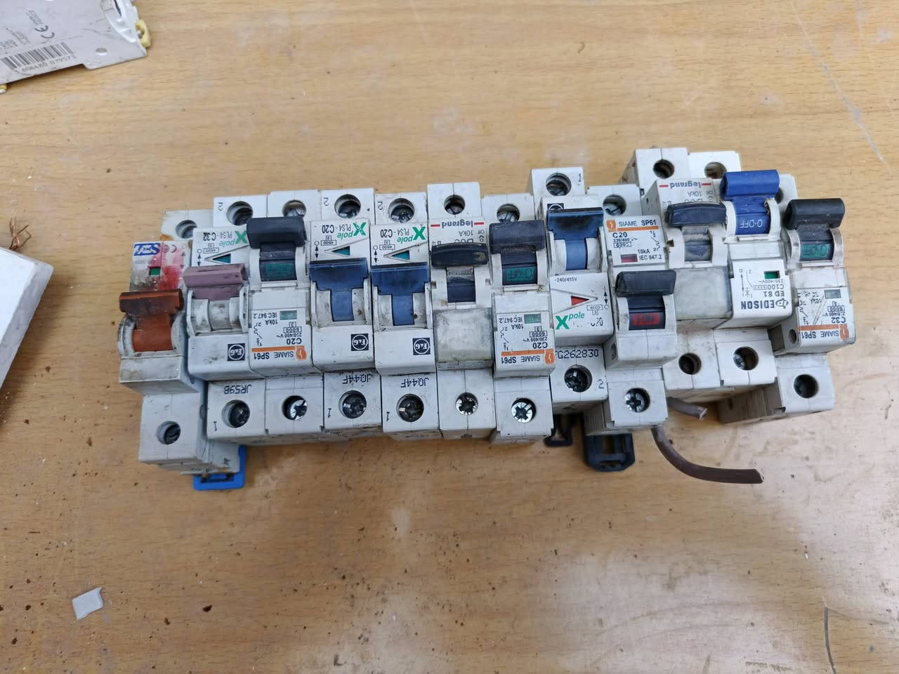 سلام عليكم عدي هاي الغراض مستعمله قليل الخلاطات كله ثقيل الجوزات اصلي من ميت انبير له عشرين انبير
كلوبات الدات شكو شي يحتاجه المنزل موجود بسعار مناسبه مكاني بغداد مدينه عدي توصيل هاتف ***********
