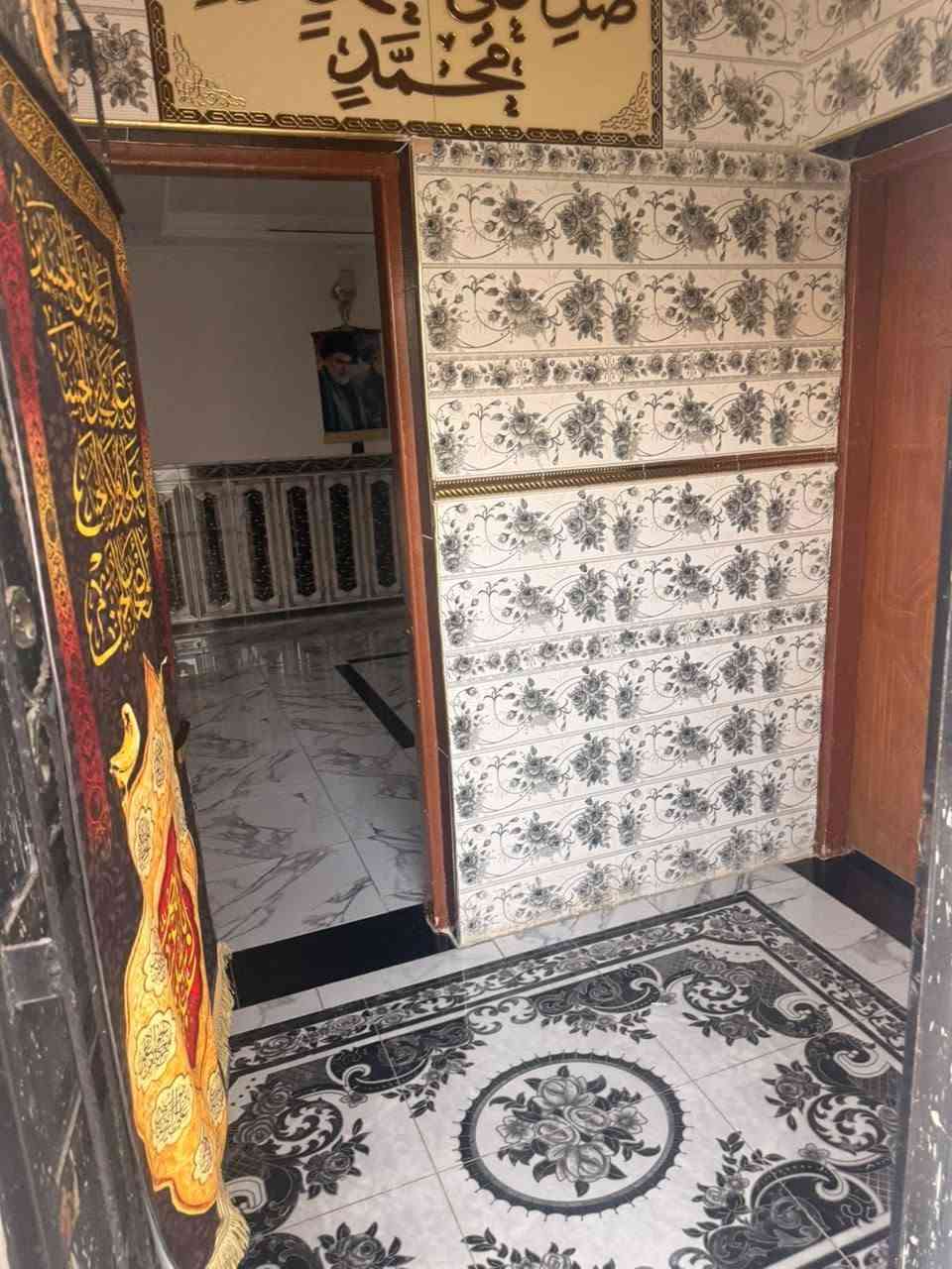 اللهم صل على محمد وآل محمد                               دار للبيع طابو صرف المساحة 500 متر واجهه 12 ونص نزال 38 الطابق الارضي استقبال + هول + صاله + غرفة نوم + مطبخ + صحيات داخليه + حمام + تواليت خارجيه + كراج يتسع ل 3 سيارات +نص طابق يحتوي على غرف نوم عدد 2  سطح شتايكر بالكامل مساحة البناء والكراج تقريبا 300 متر ومساحه متروكه خلف البيت  200 متر تصلح بيت ثاني  البيت يقع على شارع رئيسي  شارع 20 متر شارع سيد مهند كنيدح  الزاملي للاتصال ***********
