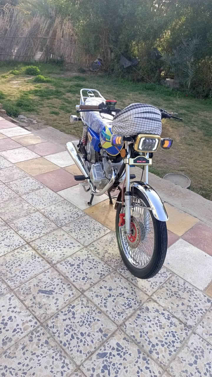 السلام عليكم للبيع دراجه تايكر موديل 27 والماكينه 25 اوراق استنساخ دراجه كفاله عامه ما بيها نقص برغي واحد على وضع الشركه دراجه ماشيه 600 كيلو سعرها 725 وبيها مجال المكان صدر الدغاره ***********
