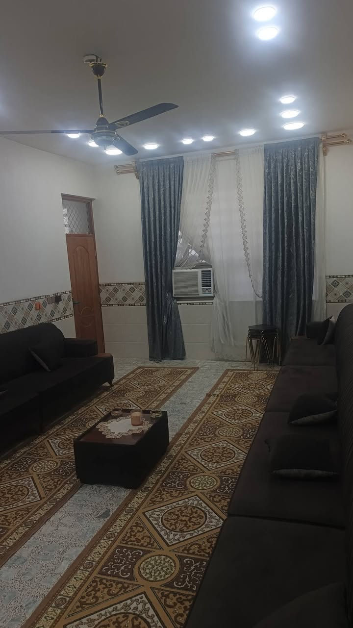 سلام عليكم من رخصت  الادمن بيت للبيع بناء حديث  درجة اولى مساحة الارض 950 م مساحة البناء
 220 م سند 25
العنوان بغداد جسر ديالى الجديد الكرغولية سايد الواحد خلف البانزين خانة 
يحتوي على غرفتين مساحة 6×4 (واحدة سويت) 
وصالتين كبيرات 
واستقبال 7×4 
ومطبخ 5ونص×4
سطح شتايكر 
البيت جاهز من كلشي ما بي اي نقص 
صحيات داخلية وخارجية 
للاتصال‏ والاستفسار  *********** ‏
***********
