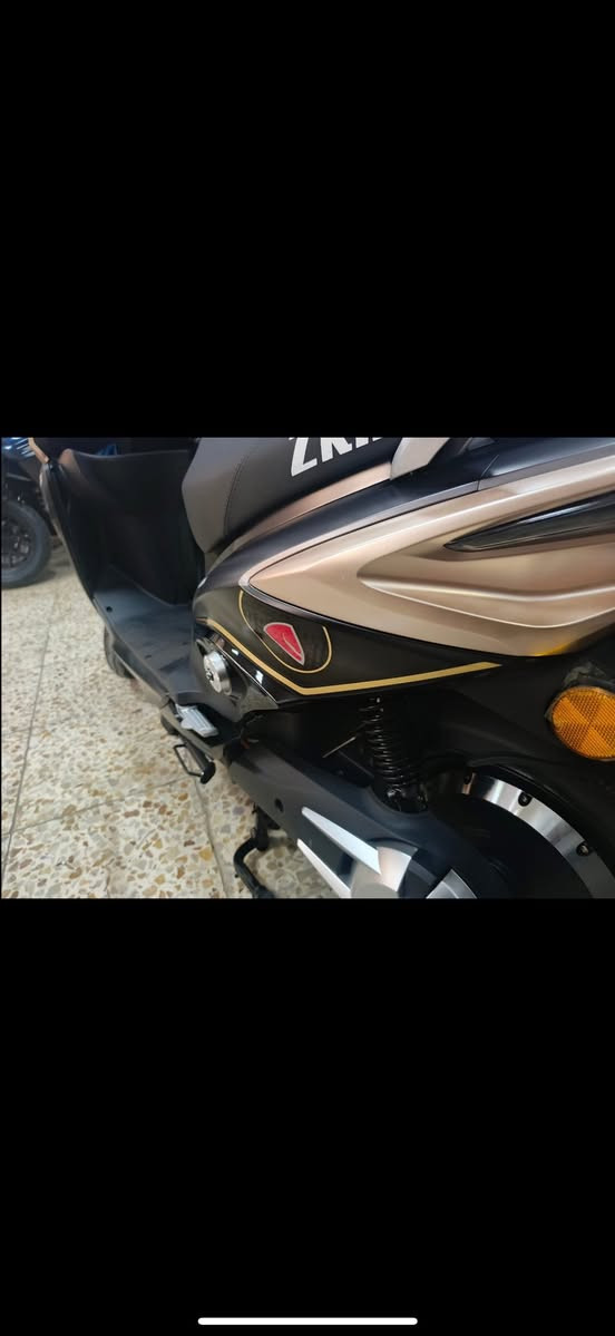 دراجه شحن ليما استعمال أسبوعين ماشيه 99 كيلو فقط زيرو بعدها  6 بطاريات عاكسه جرافين ملف 2000 حقيقي تاير حجم 12 بريكات هيدروليك تقطع مسافه 60 كيلو حقيقي 3 سرع السرعه القصوى 75 دبل سويج ودبل بصمه نضام بك تحمل نفرين مكاني بغداد حي القاهره الضباط ***********
