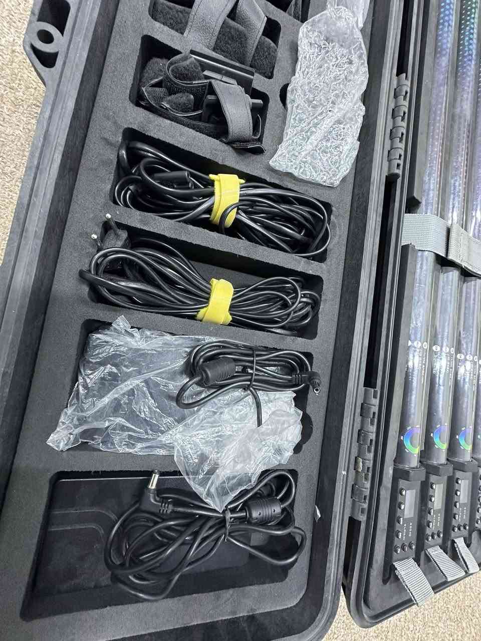 ✨ للبيع – طقم إضاءات احترافية Godox TL120 RGB ✨ طقم كامل مكوّن من 4 أنابيب إضاءة RGB مع الحقيبة الأصلية وجميع الملحقات. مناسب لصنّاع المحتوى، التصوير السينائي، الإعلانات، الريلز والاستوديو.

المواصفات:
📌 موديل: Godox TL120
📌 القدرة: 30W لكل أنبوب
‏📌 RGB كامل + CCT
📌 حرارة لون: 2700K – 6500K
📌 مؤثرات سينمائية جاهزة
📌 بطارية داخلية قابلة للشحن
📌 تحكم عبر التطبيق + ريموت
‏📌 CRI عالي لألوان دقيقة واحترافية

الإضاءة تعطي نتائج قوية جدًا للـ Backlight والـ Rim Light واللقطات السينمائية 🔥

2-✨ للبيع – عدسة Sony FE 85mm F1.8 ✨

عدسة من أفضل عدسات البورتريه من سوني، تعطي عزل قوي جدًا وحدة عالية وألوان ممتازة، مناسبة للمصورين وصناع المحتوى وتصوير الأشخاص والجلسات الاحترافية.

📌 الموديل: Sony FE 85mm F1.8
📌 فتحة عدسة واسعة F1.8
📌 مناسبة لكاميرات Sony Full Frame
📌 فوكس سريع ودقيق
📌 ممتازة للبورتريه والعزل السينمائي
📌 حالة نظيفة وجاهزة للعمل

3-📸 للبيع: فلاش Godox AD360II-N WITSTRO (الكيت الكامل)
متوفر للبيع فلاش Godox AD360II الاحترافي بحالة ممتازة مع الكيت الكامل وحزمة الطاقة الخارجية. يمنحك قوة إضاءة الستوديو مع خفة حركة الفلاش المحمول، وهو مثالي لجلسات التصوير الخارجي (Outdoor) والداخلية.
✨ أهم الميزات:
• قوة جبارة: 360 واط (أقوى بمراحل من السبيدلايت العادي).
• سرعة ومزامنة: يدعم المزامنة السريعة HSS حتى 1/8000 ثانية وتوافق كامل مع أنظمة TTL.
• نظام لاسلكي: مدمج بنظام Godox 2.4G للتحكم عن بُعد.
• بطارية قوية (PB960): إعادة شحن سريع جداً وعمر بطارية طويل لجلسات التصوير الممتدة.
• توزيع إضاءة مثالي: تصميم اللمبة البارزة (Bare bulb) لانتشار إضاءة ناعم ومتناسق.
📦 محتويات العرض:
رأس الفلاش، العاكس (Reflector)، حزمة الطاقة الخارجية PROPAC PB960 مع الكابل والشاحن

4-📸 للبيع: تريجر Godox X2T-S الاحترافي (لـ Sony)
متوفر للبيع متحكم الفلاش اللاسلكي Godox X2T-S بحالة ممتازة. الخيار المثالي للتحكم الكامل بإضاءتك عن بُعد وبكل سلاسة.
✨ أبرز الميزات:
• يدعم الـ TTL والمزامنة السريعة HSS حتى 1/8000 ثانية.
• شاشة إلكترونية واضحة مع أزرار جانبية سريعة للتحكم بالمجموعات.
• مزود بـ Bluetooth للتحكم بالإضاءة مباشرة عبر تطبيق الهاتف.
• ميزة القفل السريع (Quick Lock Hot-shoe).


**إذا كنت صاحب هذا الإعلان وتريد حذفه لأي سبب، رجاءا أرسل رسالة إلى الدعم الفني**