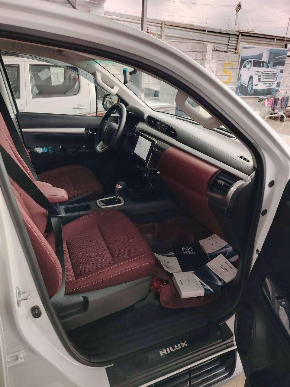 بیکم 2025 V6 هي سيارة تويوتا هايلوكس بمحرك 4.0 لتر، 6 أسطوانات، ينتج 235 حصانًا و 376 نيوتن متر من العزم. إليك بعض المواصفات الرئيسية:
V6 ،المحرك: 4.0 لتر .

. القوة: 235 حصان

. العزم: 376 نیوتن متر

. ناقل الحركة 6 سرعات أوتوماتيك

. الدفع: 4x4

. سعة خزان الوقود : 80 لتر

. التعليق تعليق أمامي مستقل، تعليق خلفي صلب

18265/60 الإطارات .

. *********** 

تتميز السيارة أيضًا بميزات داخلية وخارجية متقدمة مثل نظام معلومات وترفيه بشاشة لمس 8 بوصات نظام صوتي مكون من 6 مكبرات صوت نظام ملاحة ومقاعد مريحة من الجلد. كما تشمل ميزات الأمان نظام الكبح المانعة للانغلاق (ABS)، نظام توزيع قوة الفرامل الإلكتروني (EBD) ، ونظام التحكم في الثبات

(ESP( الإلكتروني  ماشي  9
