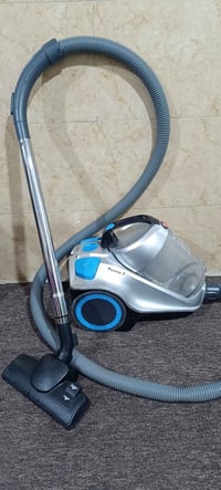 مكنسة كهربائية • ٢٤٠٠ وات • مستعمل نظيف