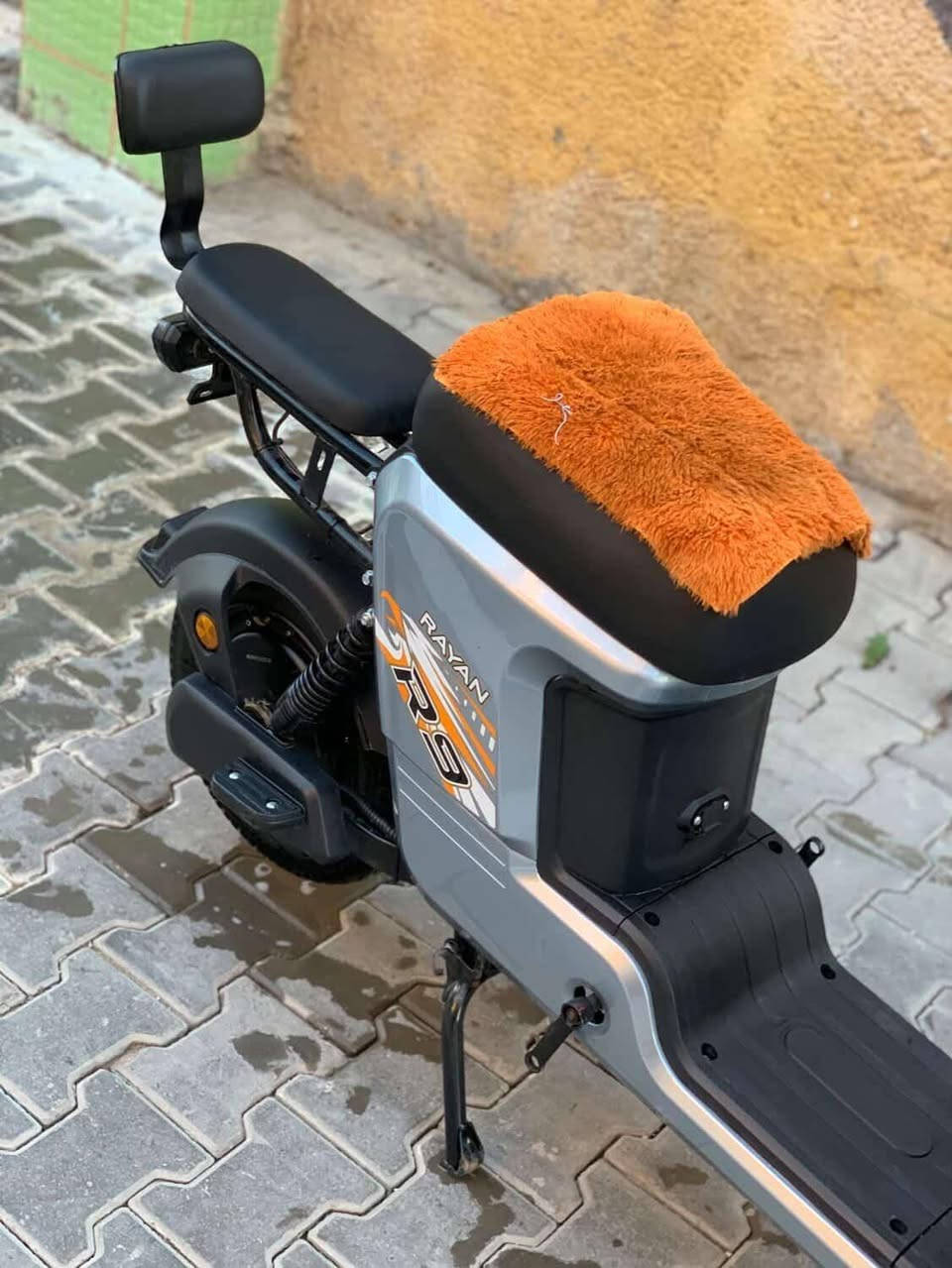 السلام عليكم دراجه شحن للبيع نضيفه وكلشي شغال شركه معروفه R9.. RAEAN. دراجه جديده  من ماخذه ومتحاج فلوس واريد ابيعه السعر.. 500 بيه مجال عنوان المحموديه حي موضفين.. تفاصيل ع هاذا رقم بي واتساب ***********.
