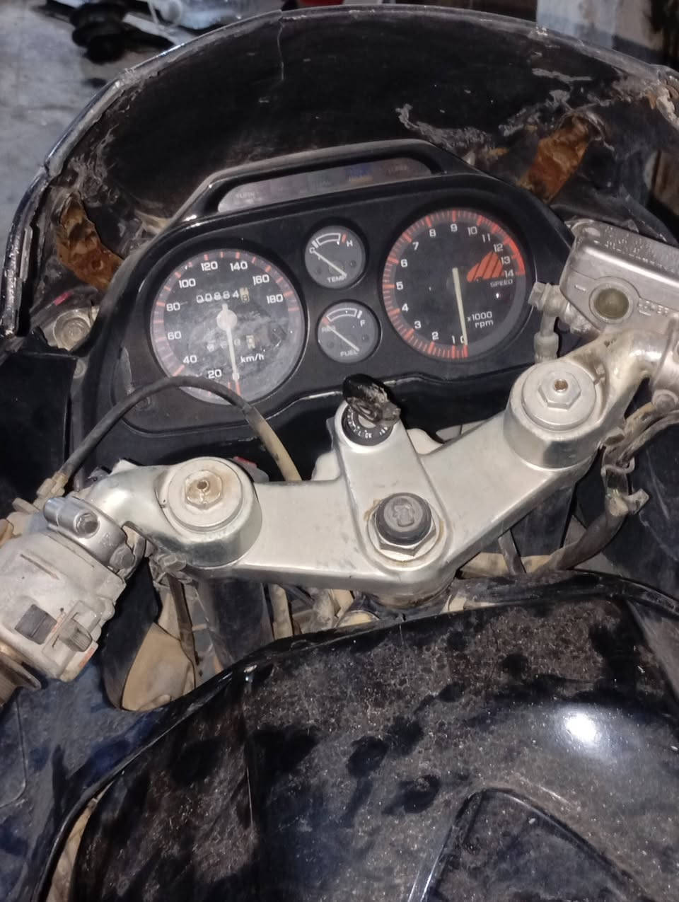 سلام عليكم ورحمه الله وبركاته.  بطح هونداي CBR 750 . SUPER SPORT سيسي(cc)   دراجة رياضية بل كامل وعليها تعديلات رياضية دراجة حلوة و مرتبة تفيد الشباب وبيها شلعة ما تلكاها بغير دراجة  و الصوت رياضي وكلش حلوو الدراجة نظام كابريته 4 بستم . الدراجة معمر نص تعميره الفوك فقط . الدراجة ما بيها اي عطل وشرط تفحص. مجرد الدراجة متروكه صار الها فترة
السعر 6 ورقات وبيها مجال للطيبين 

للاستفسار ***********
واتساب فقط
