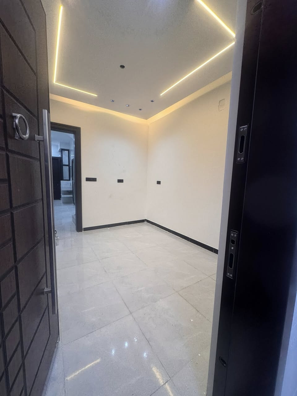 متاح للبيع مشتمل
مساحه ٥٢ ونص 

واجها ٣.٥ 

ونزال ١٥ 

فول مودرن 

يحتوي على ثلاث غرف نوم مع حمامات عدد٢ 

مدخل واحد ثالث بيت من شارع العريض الرئيسي 

١٨٥ السعر وبي مجال قابل للتفاوض 

*********** 

مكتب البقيع شارع المدارس مقابيل مدرسه سومر الاهليه
