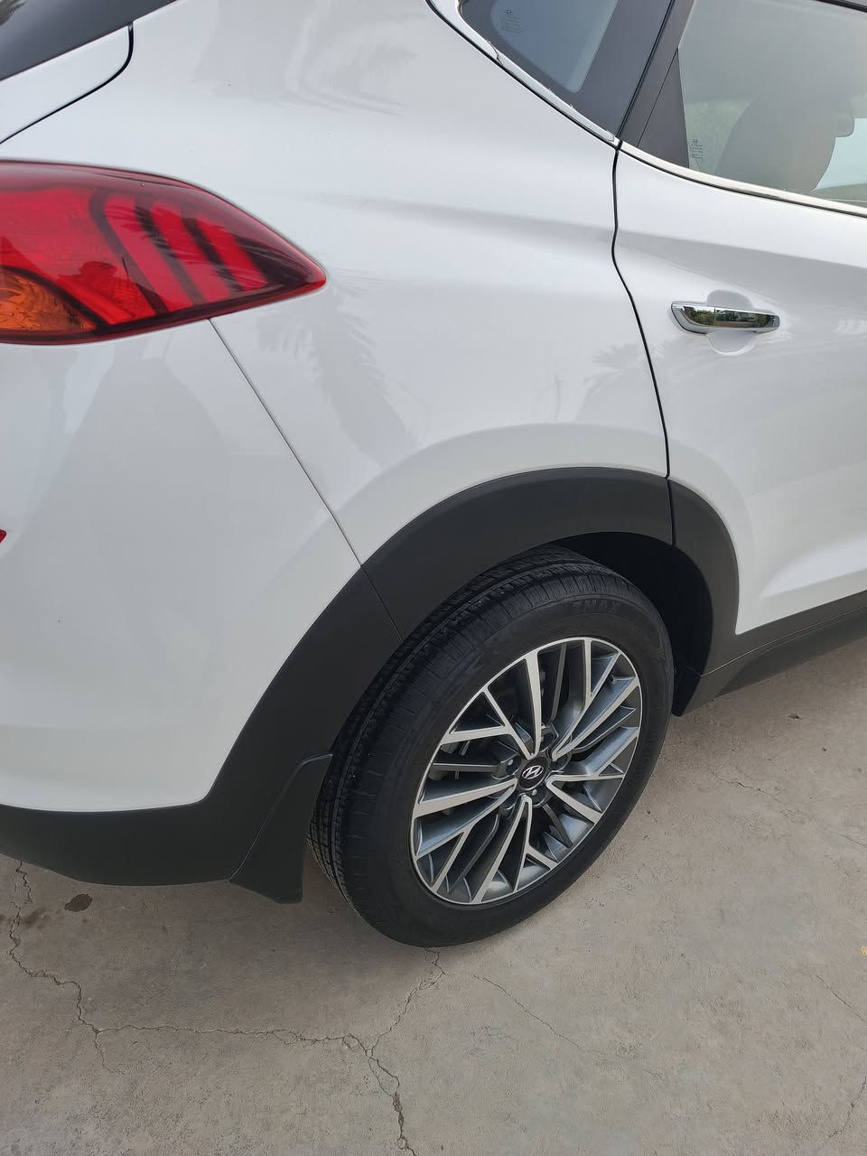 السلام عليكم. اليدور نظيف توسان خليجي موديل 2020 مكفولة كفالة عامة فول مواصفات عدا الفتحة ماشية 80 كيلو رقم بابل بأسمي شخصياً للاستفسار ***********
