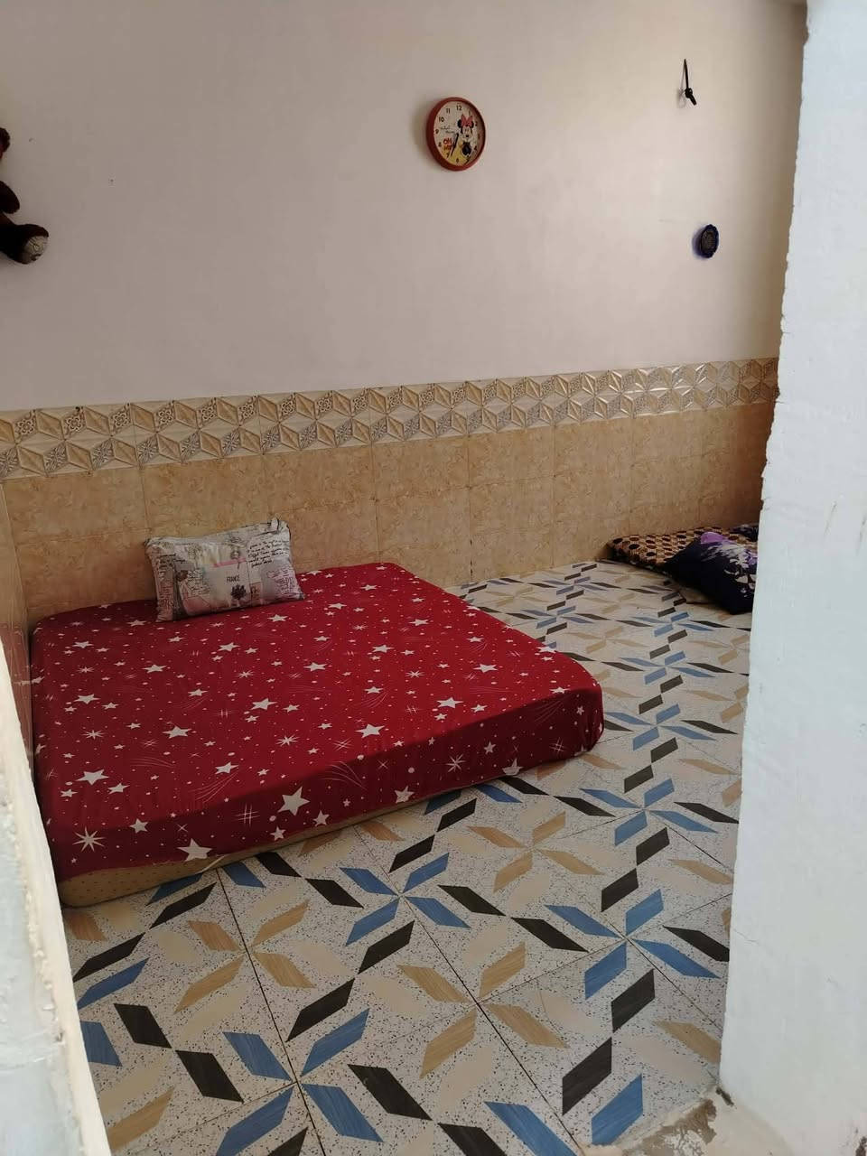 بيت 100 م زراعي 

مقابل قريه الغدير بشارع المطحنه عامود 282 

بناء طابوك جديد

 غرفه واستقبال ومطبخ

 ومخزن وصحيات  غربي و شرقي

السعر 35 وبي مجال
 
البيت مرتب ونضيف

الاستفسار : ***********
