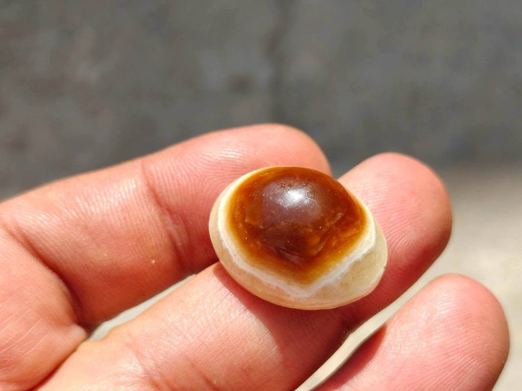 تحفه مميزه من الجزع الطبيعي عين احمر شفاف حجم راهي السعر 40 الف للطلب *********** بغداد, العراق
