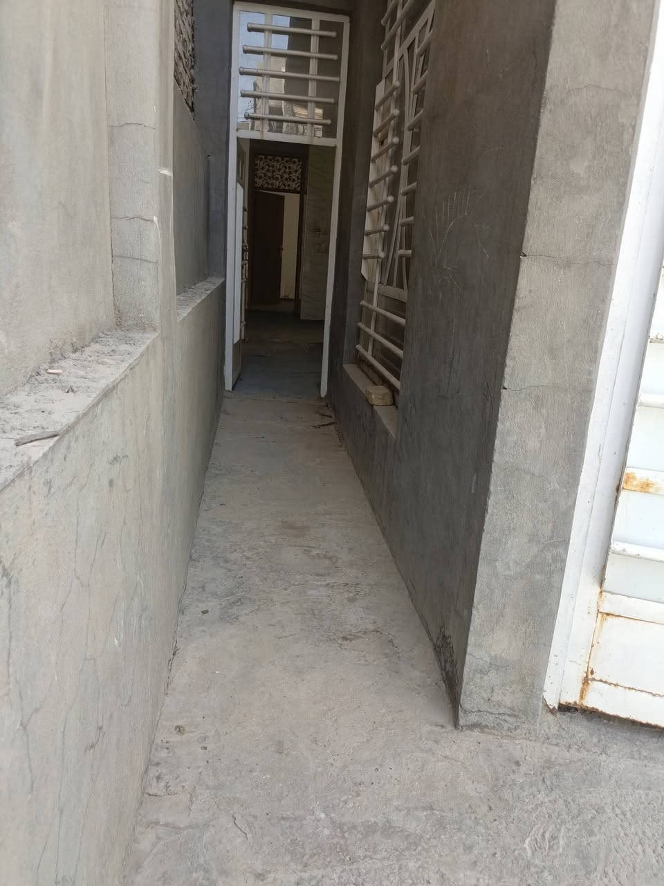السلام عليكم بيت للايجار بتاجيه قريب عل الصيدله المساحه 100متر بيه غرفه وحده طابق واحد *********** رقم التلفون
