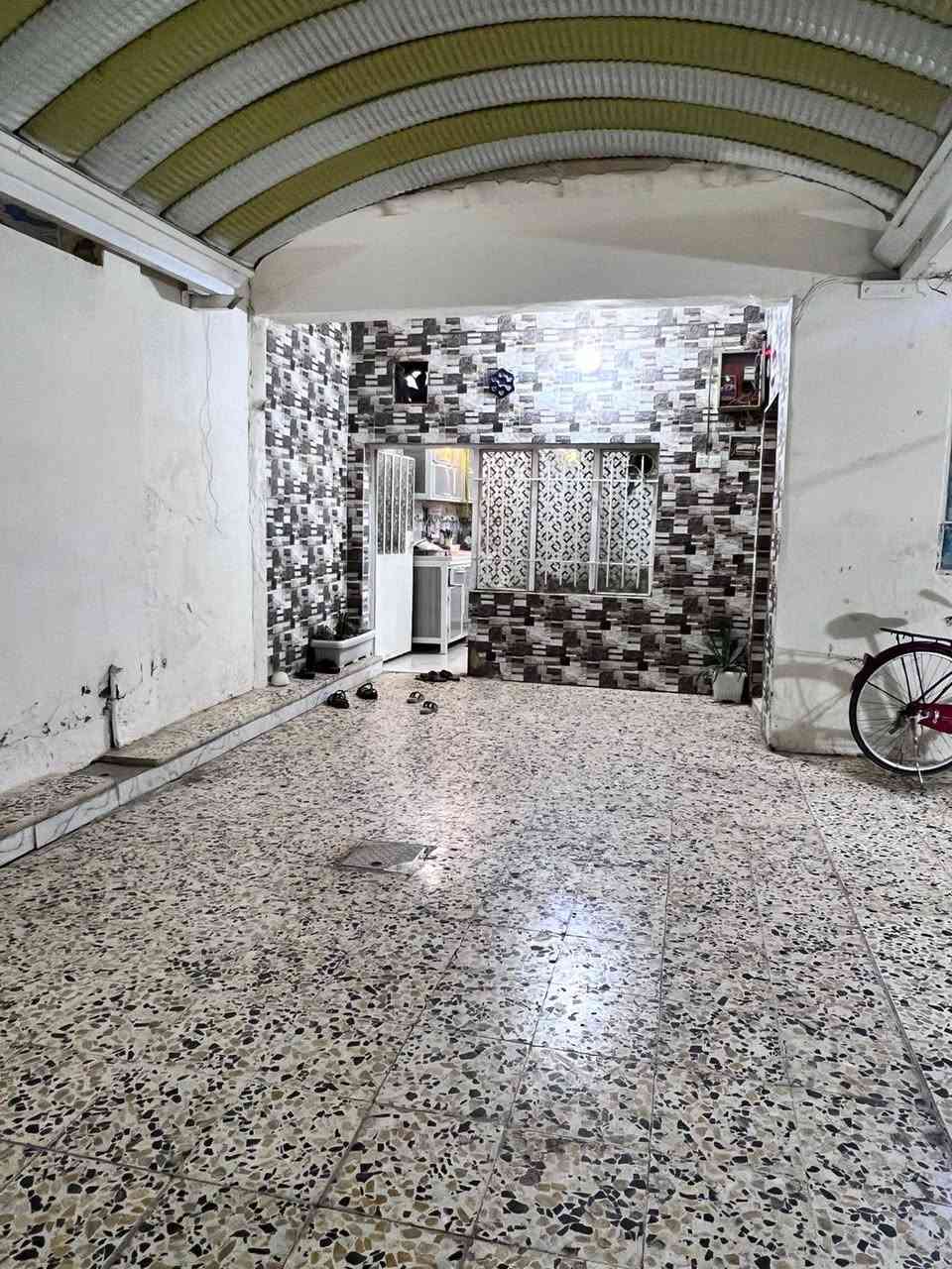 دار للبيع حي الحريه الاولى قرب فلكة الزيتون مجاور بيت ابو ناجي التميمي المساحه 150طابق ونص وجه على ساحه ***********
