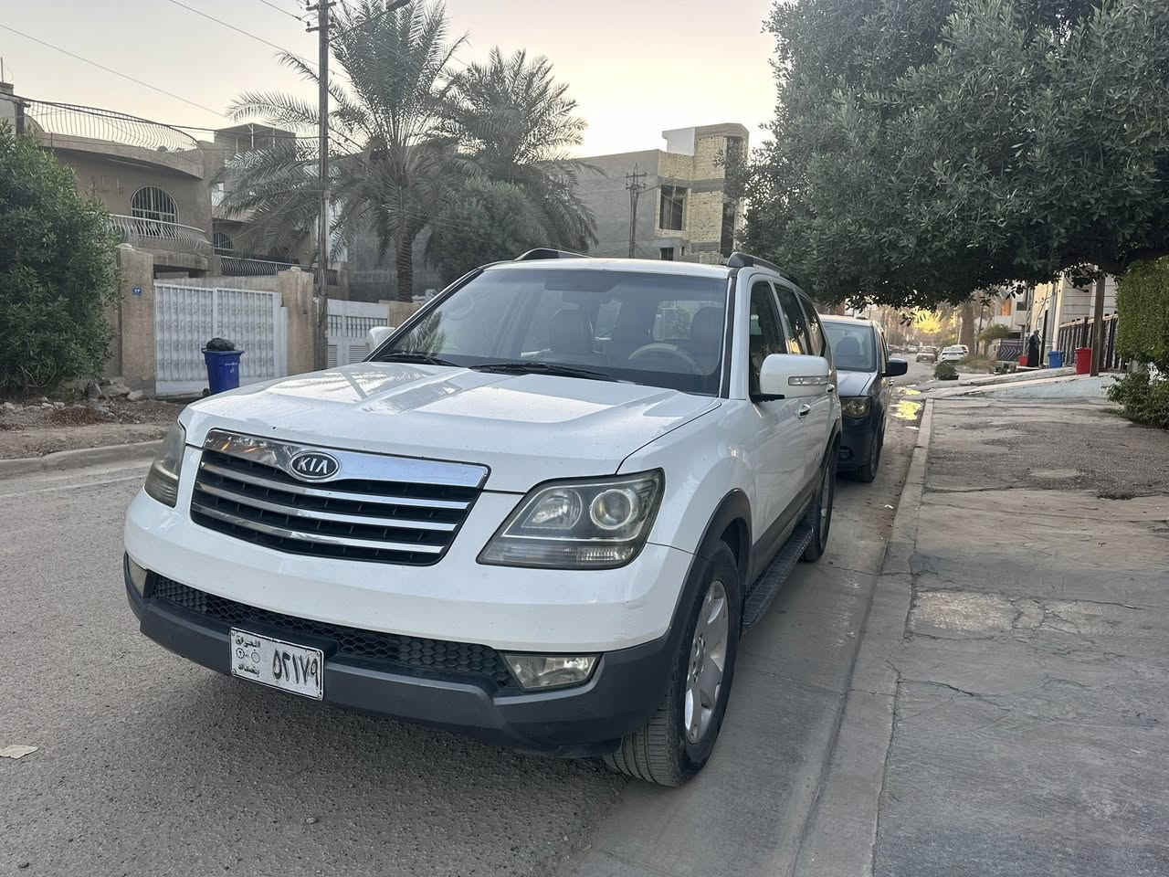 السلام عليكم
كيا موهافي ١/١  استلام الشركه الدوليه ( استيراد خاص من الكويت )
ماشيه ٣٢٥ الف المحرك مفتوح وبي رواجز وتبديل الدهن كل ٢٠٠٠ كيلو 
السياره بيه صبغ بابين بصف السايق فقط اثر شخط بدون حادث من سنتهه لحد العام على ايد شخص واني ثاني واحد حولته رقم انكليزي الجديد السنوية بسمي والسياره صارله سنه يمي 
 بيهه بصمتين 
موديل 2010
بصمه دخول
كشنات جلد 
دبل كشن كهرباء 
مميوري خزن
فورويل دفع رباعي 4x4 
محرك 6  3800
٧ راكب 
٣ قطع تبريد 
مري شفط قلاب
بكلايت لد 
ويل ١٨ تخم تاير جديد قبل شهر شديته
كامره خلفيه 
حساس خلفي 
فتحه سلايت 
فول تحكم استيرن 
جرس سرعه ١٢٠ 
كروز سعرهه 
تحكم دوسة البانزين والبريك 
السياره فول الفول مال دوليه  
مكانه بغداد حي الجامعه 
سعرهه ١٢٥ ورقه سعر بيع     ***********  
اعتذر عن المراوس بيع فقط
بياع شراي لا تخابر شرط التحويل
