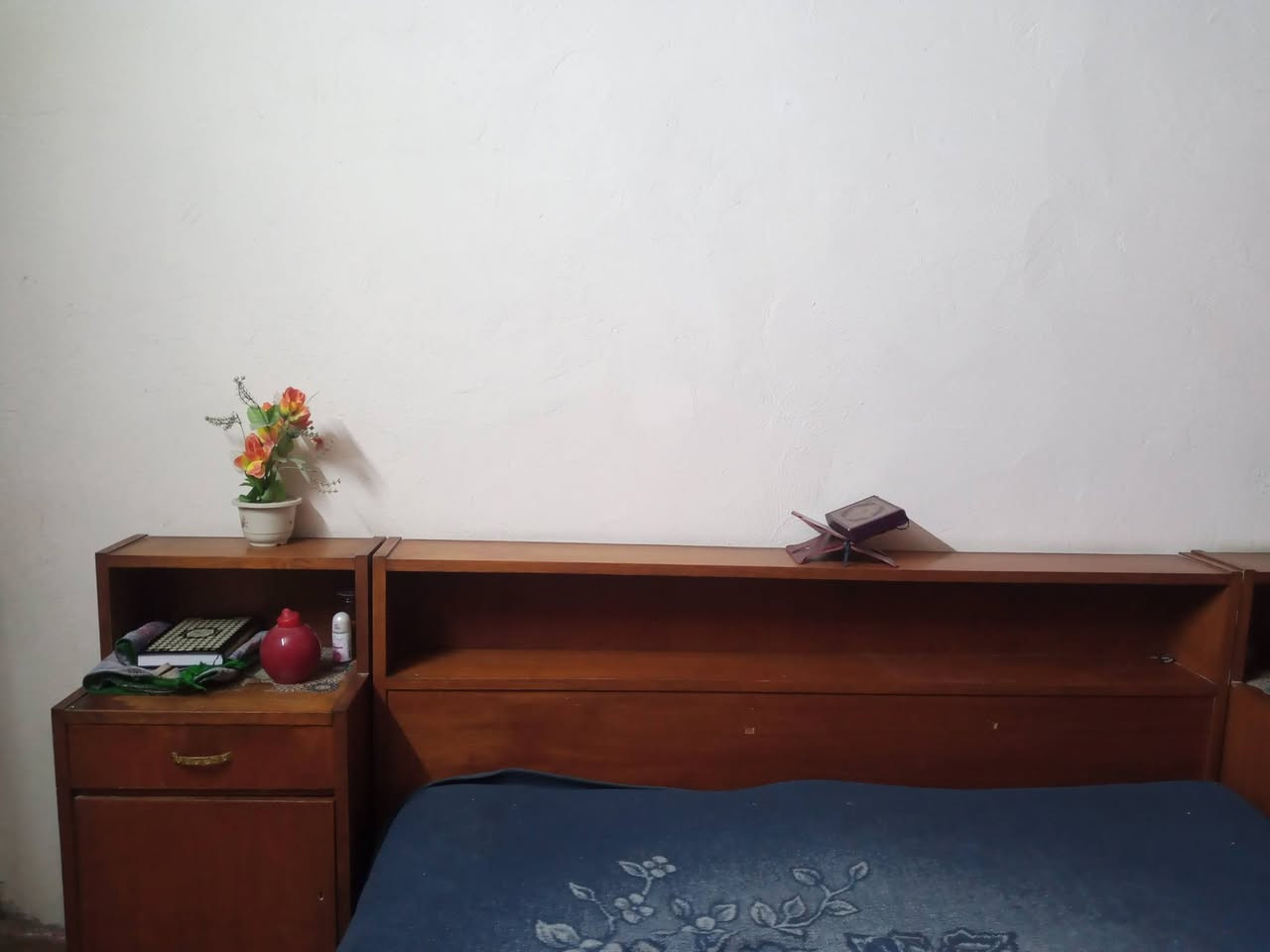 غرفة نوم للبيع
المكان بغداد البياع
الغرفة مابيها اي شي لا مكسرة ولا مصلحة وقوية كلش 
كنتور ٥ ابواب 
چرباية وياها ميزين ( ميز عدد ٢ ) موجود بالصورة
وياها ميز مراية بيه بابين و3 جرارات 
واكو وياها زاوية ناسي اصورها 
سعرها تراسلني بيش متفيدك تعالي
*********** واتساب وتلي
