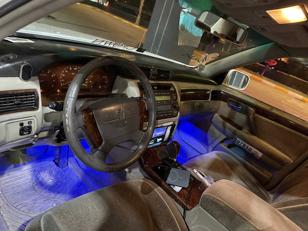 مەلیکە بوفروشت 2002
سپی ناو زەرد 
سعر 33 قفل  
براوە لوک  
یەک دوکمە 
کامل دەزکاری کراوە 
مکینە  فيفیتی 171 
گیر ومەکینە بەشەرت
سەیارەکە روبەرو جوانترە 
کودی بو کراوە 
شوین - سلیمانی 
***********
