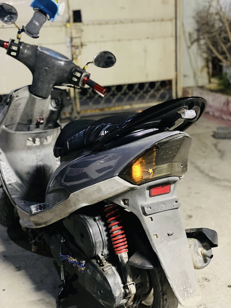 السلام عليكم (للبيع فقط)
ماكس قجمه 
الدراجه نضيفه 80‎%‎ 
بيها كفرات بالشمس تصير 7 الوان والاصليات موجودات 
نكره سلف هندر 
مزودة ببعض الكماليات 
صالصنه صجميه 
لايت زنون 3 مودات 
الدراجة بلاديه 
السعر 650 وبيها مجال حك الجيه 
العنوان بغداد الشعب خلف مكوى الخضراء 
للاستفسار *********** متواجد واتساب
