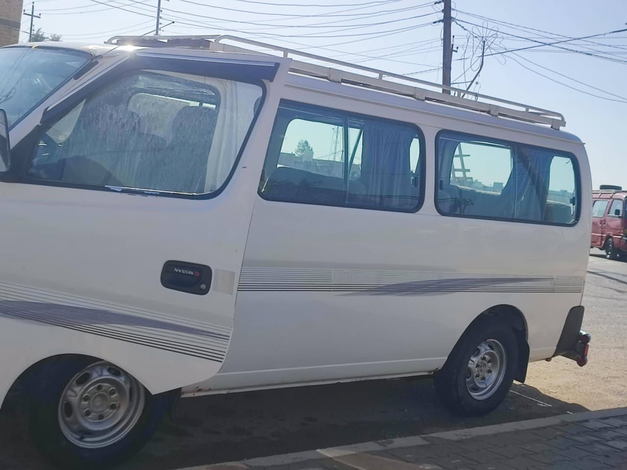 هاذا سياره نيسان للبيع السعر 135 كربلاء باب كهربائي دوشمه جديده ونظيفه السياره الرقم ***********
