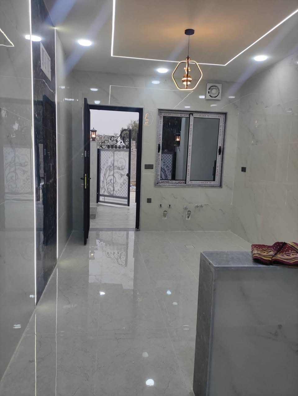 الدار لبيع في حي الملايين الوله قرب جامع الصواف المساحة ١٥٠متر واجهه ٧ ونص طابقين غرف نوم عدد ٥ واستقبال ومطبخ وهول وصحيات لاستفسار الاتصال على الرقم *********** *********** *********** اومرجعت مكتب انوار الموصل للعقار
