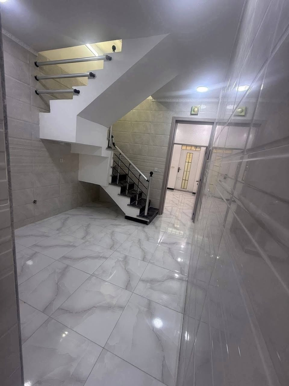 السلام عليكم
مشتملات عدد ٢ زيرو للبيع
📍 الموقع: القاهرة – بناجي عواد
✨ موقع ممتاز جداً جداً، شارع عريض ومبلط وغير مقرنص، يصلح للاستثمار — فرصة ذهبية

🔹 التفاصيل:
▪️ المساحة: ٥٠ متر
▪️ الواجهة: ٣.٥ متر
▪️ النزال: ١٥ متر

🏠 الطابق الأرضي:
طرمة + صالة + مطبخ + خدمات + غرفة نوم

🏠 الطابق الثاني:
غرفتين نوم + خدمات

🏠 الطابق الثالث:
بيتونة وسطح

📞 للاستفسار الاتصال على الرقم:***********
