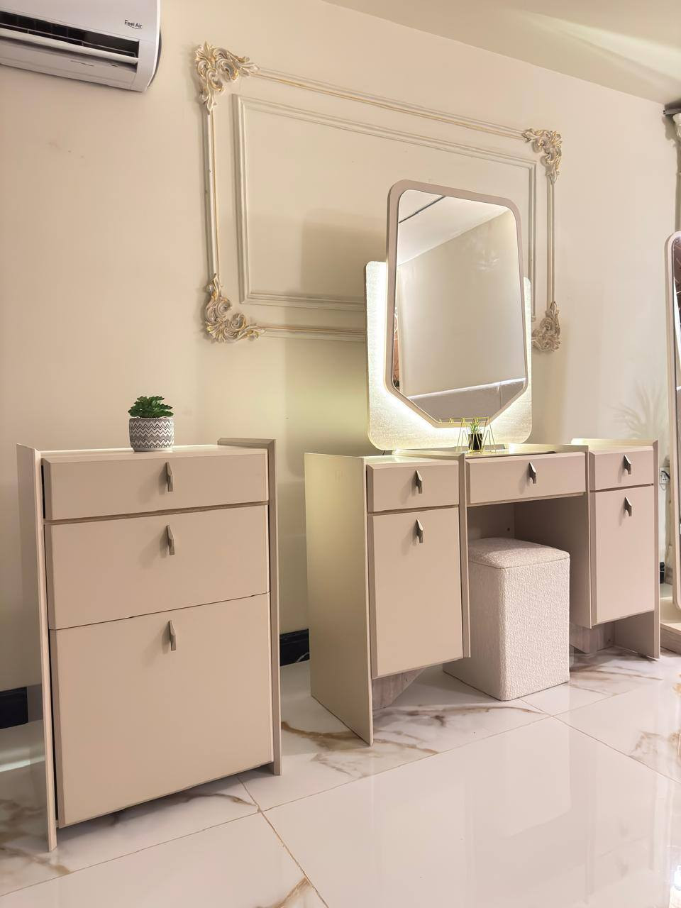 *أجمل موديلات المودرن في السوق*

*موديل        موستنك        بشكله الجديد*

*10 قطع             كنتور ملحق 330*

❇️ قياسات ضخمه 
❇️ ميز تواليت عملاق
❇️ اللون الجديد المتميز 
❇️ السرير والشازلونه مخزن
⭕️ زجاج برونزي مطلي   و   *مطّرش*

❇️ إناره بالكومديات   *LID* ✨✨✨

❇️ المصنع الأصلي 
❇️ برغي وجوي حديد    🔩🛠️

💰 *السكه ثلاثيه المراحل*

💰*أطراف الغرفه كلها 📐 45*

☄️ *قماش خاولي*

☄️ يدات حديد

🆘  *أرضيات وخلفيات بلوك بالكامل*

العنوان/ديالى الخالص ناحية هبهب 
رقم الهاتف/***********
يوجد لدينا خدمة توصيل كافة محافظات العراق
