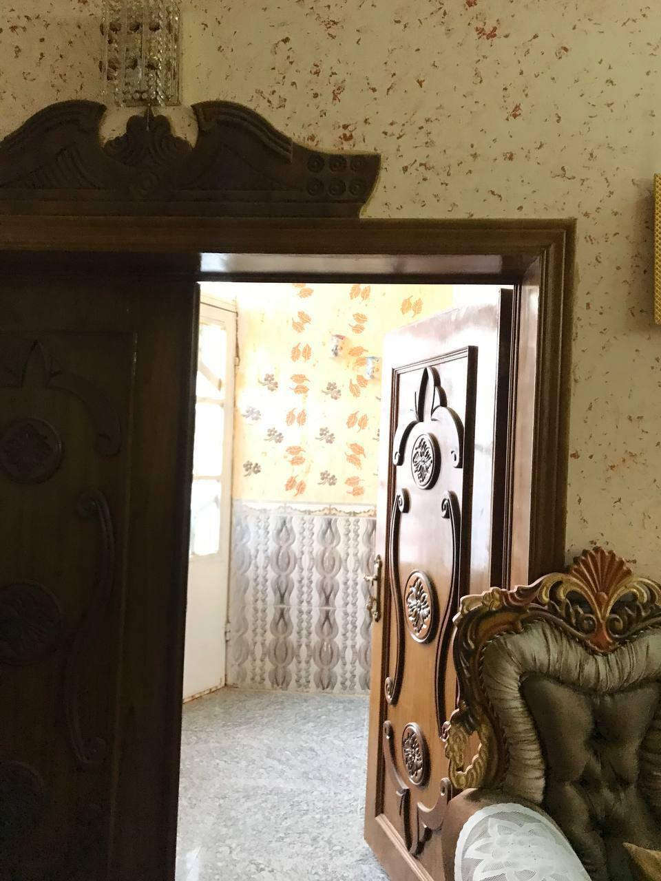 سلام عليك 
دار مساحه 300مكانه كربلاء الحسنيه العطشي 
خلف مسشفى الحسنيه العام قرب جامع الرسول 
دار مع الاثاث..تحتوي عل 6غرف نوم سويت موثثه ومكيفه 
صالتين وستقبال ملكي مع الاثاث مع الاثاث الدار لاتباع خاليه نوع العقار طابو صرف طابو صرف ال دار 
 واقع نهايه حي زهراء ..طابو صرف عثماني 
لا يباع قصد ولا يحتوي عل اي وريث 
مباشر مع صاحب العقار ***********
