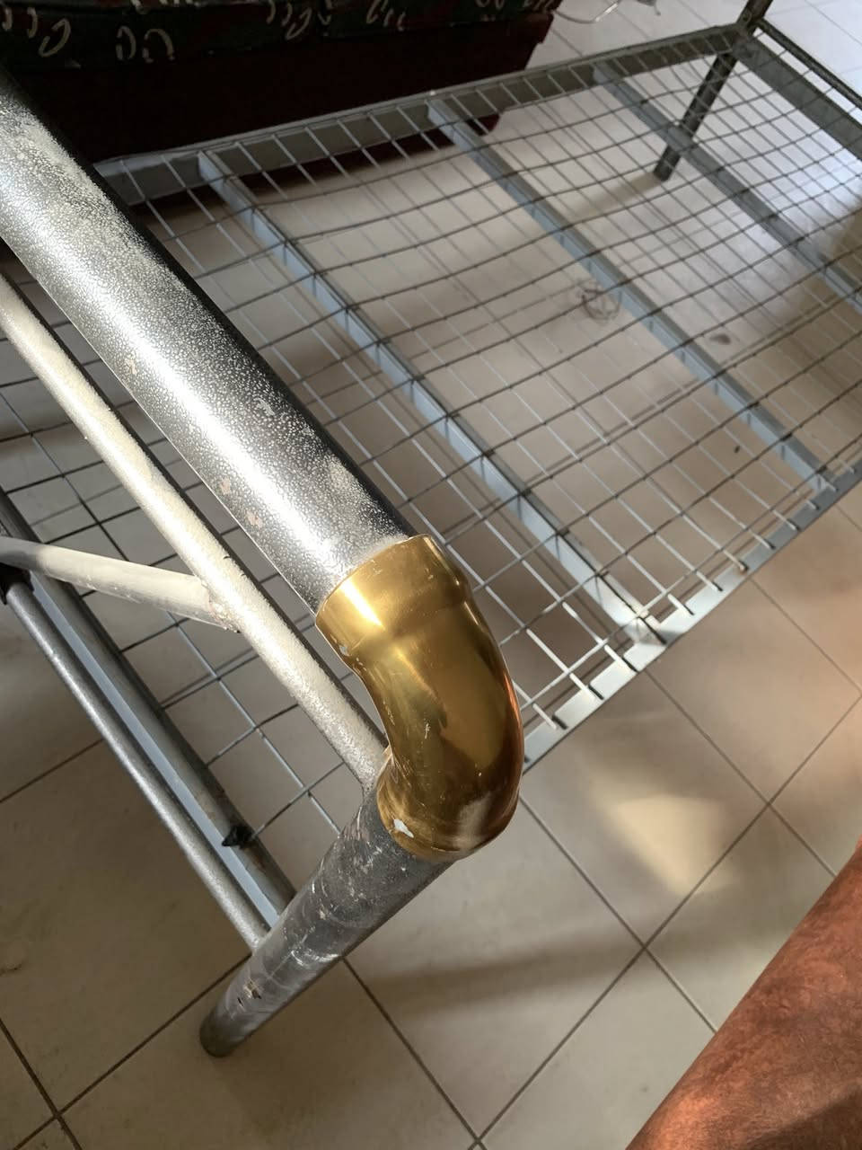 السلام عليكم سرير نفر واحد للبيع نظيف جدا حديد  ما بي كسر ولا شي فقط الشبجه من الطرفين  فاتح الحيم  ينرادلها. لو لحم لو شد فقط والباقي زين مثل ما واضح بالصوره 
سعر 50 وبي مجال 
***********
