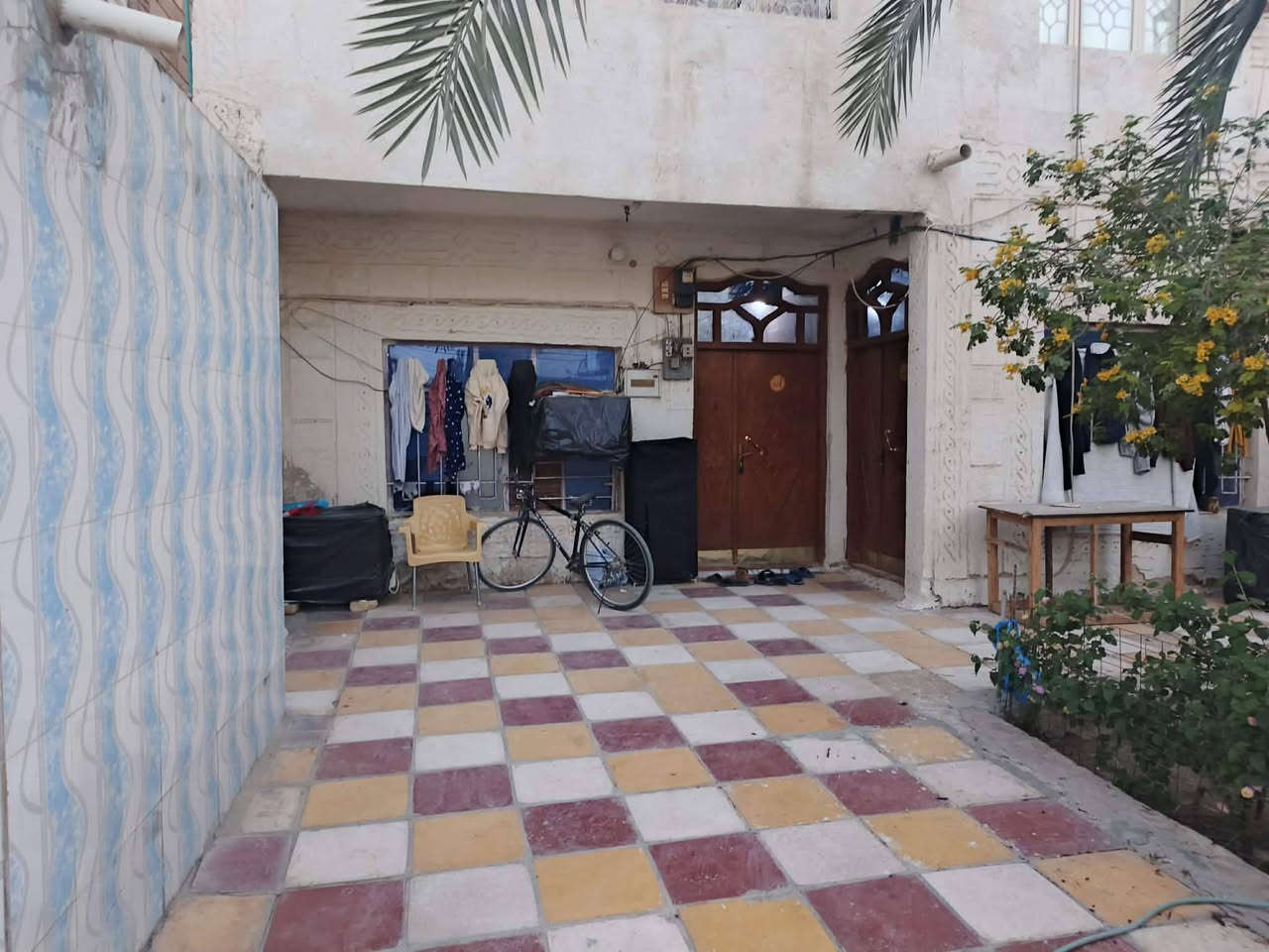 دار للبيع ٢١٠ متر 
حي سومر قرب أسواق الأنوار 
ط١:غرفتين +صالتين+استقبال +مطبخ حار وبارد +صحيات داخلية وخارجية 
ط٢:غرفة + صالة +صحيات 
للاستفسار الاتصال *********** 
واتساب ***********
