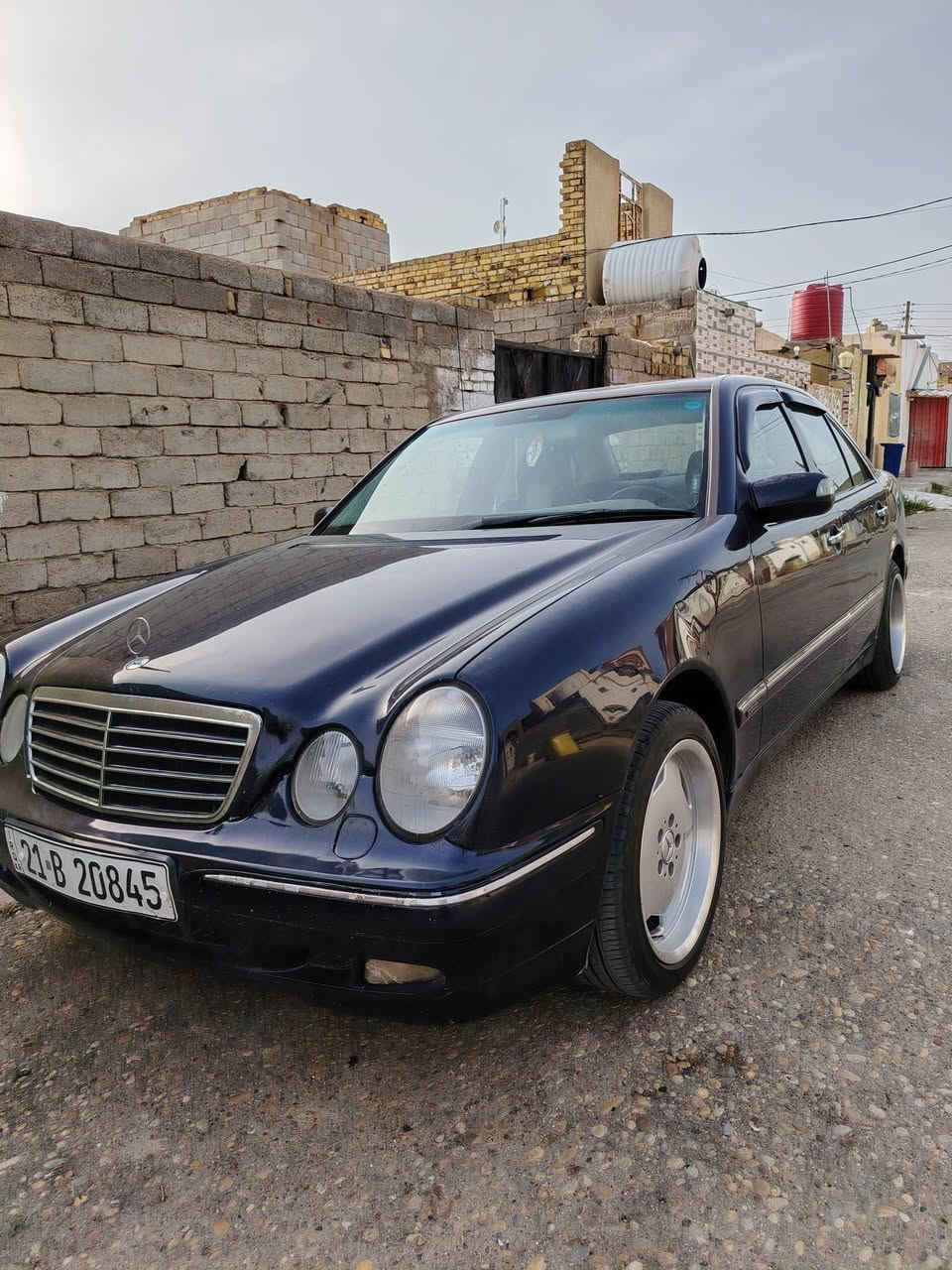 السلام عليكم. 

مارسيدس أم عيون موديل 2002/ محرك 4 سلندر Kompressor / صبغ ٣ قطع فقط بدون أي  حادث / تبريد شغال / كل كهربائيات  السيارة شغاله مثبت سرعه تجاوي كشن. هيترات كشن / بصمات الشركه ٢ وياهه / ويل كب  Monoblock   حجم 17 Two Sizeمع طخم تاير جديد . مكان السيارة العمارة / رقم سليمانية بأسمي /
السعر 90 ورقه وبيه مجال.
 *********** / ***********

