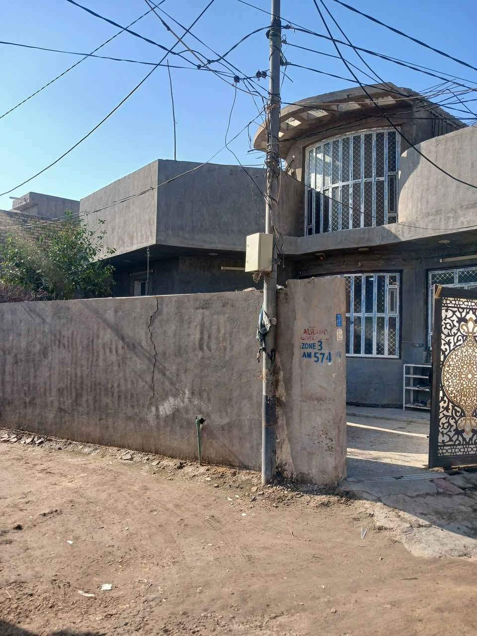 دار للبيـــــــــــــع
او مراوس بمســـــــــاحه أقل.... 
طابــــــــو زراعي سنـــــــــد /25....
ــــــــــــــــــــــ
زويــــــــر الغربي بداية شــــــــــارع الغسل..... 
المســـــــــاحه /250م..... ركـــــــــن 
مبلـــــــــغ البيـــــــع // 140 مليــــــــون معروض... 
ـــــــــــــــــــــــــــ
غرفتيــــــــــن نوم صالــــــه هـــــــول مطبـــــــــــخ صحيات خارجية وداخليه كــــــــــراج حديقــــــــــه ومـــــــــــــناور.... 
ـــــــــــــــــــــــــــــــــ
عقارات رامســــــــــر 
، ***********
***********
