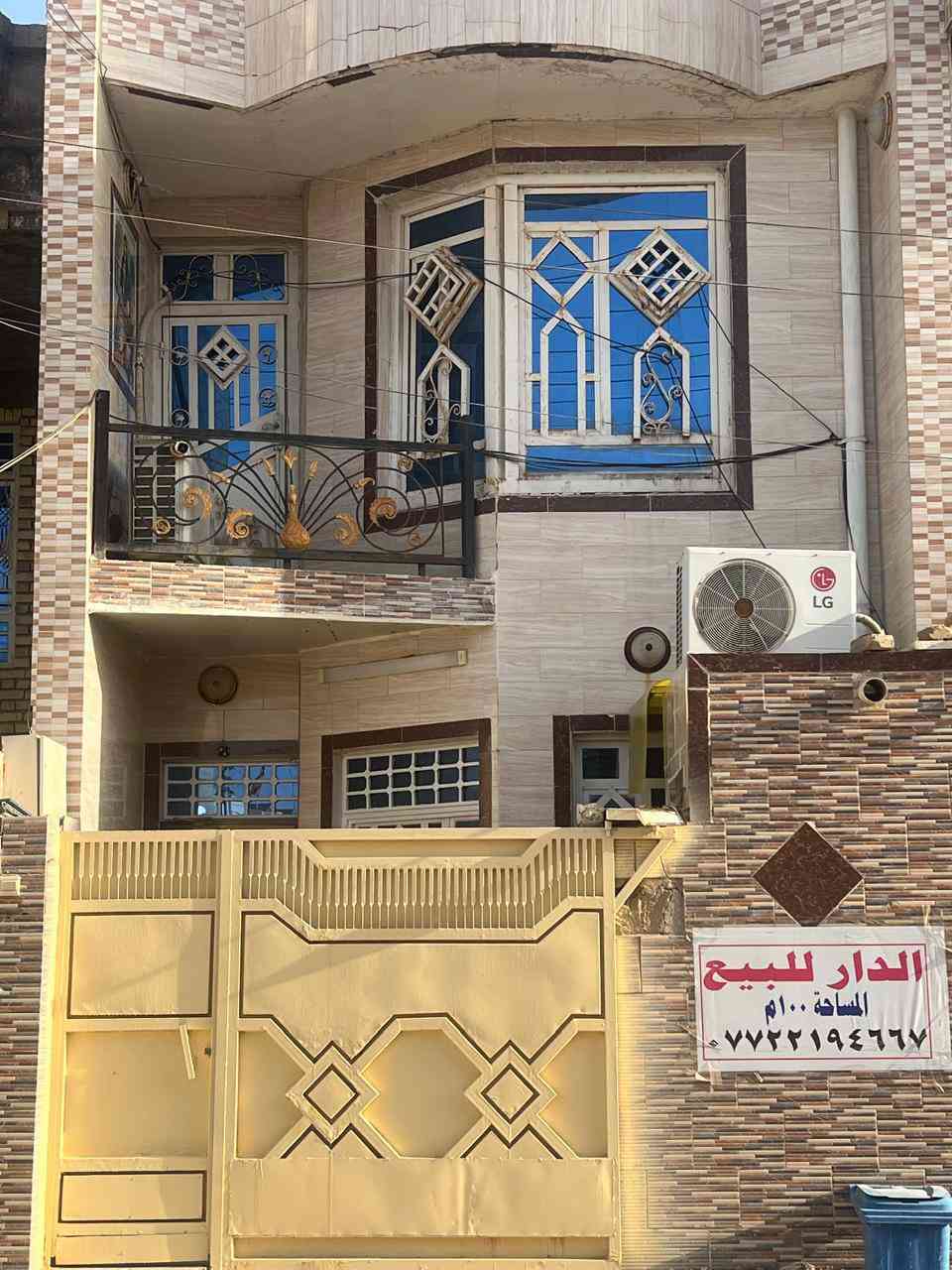 بيت مساحه 100م طولاني الموقع حي الفاطميه ثاني فرع شارع الخدمي جسر مقابل  الساعه اي استفسار اتصل عله صاحب الدار رقم داخل صوره او تواصل عبر وتساب ***********

:الطابق الاول استقبال وصاله ومطبخ وغرفه  وصحيات ومنور الطابق الثاني غرفتين وصاله وصحيات  وبيتونه طابق ثالث
