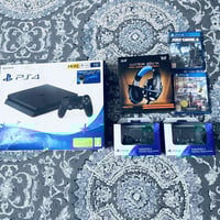 للبيع  ps4 تيره مع الملحقات السعر 300 وبي مجال  للتواصل 07719787441