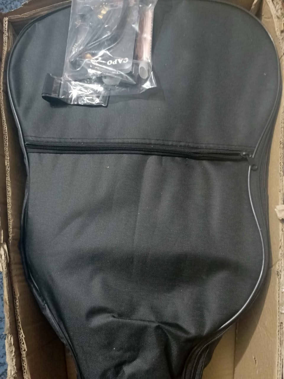 كيتار أكوستيك مميز - صوت نقي وتصميم أنيق مال باله اوربية
​لعشاق الموسيقى والمبتدئين، متوفر كيتار بتصميم عصري وألوان جذابة (أزرق ملكي وأسود)، الكيتار بحالة ممتازة وصوته جداً رنان.
​المواصفات والملحقات:
✅ الخامة: خشب عالي الجودة بلمسة احترافية.
✅ الملحقات: يجي وياه جنطة (حقيبة) أصلية للحماية، طقم أوتار إضافي، ريش عزف، وكابو (Capo). كافة ملحقات تجي وياه
✅حالة جديد وجاهز للاستخدام مباشرة، الكراتين الأصلية موجودة.
✅ الألوان: متوفر باللون الأزرق المتدرج واللون الأسود الكلاسيكي.
​السعر والعرض:
💰 السعر: 95 ألف دينار فقط.
🚚 يوجد خدمة توصيل ٥ الاف لكافة المحافظات بغداد, العراق


**إذا كنت صاحب هذا الإعلان وتريد حذفه لأي سبب، رجاءا أرسل رسالة إلى الدعم الفني**