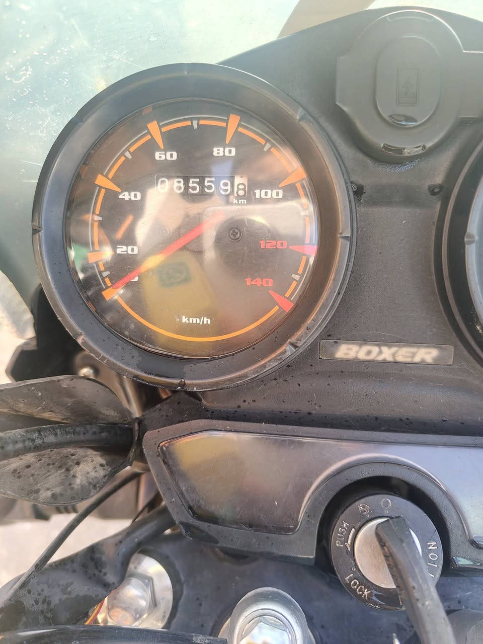 سلام عليكم دراجه بوكسر موديل 23مرقمه رقم بغداد كلشي مابيه بعده اخت زيرو فقط استاند مابيه وكلشي شغال بيه تجي وشوف بعينك النضافه وصوت المكينه ناعم وهذا رقمي *********** مكاني المنصور 14 رمضان رايده ب2700
