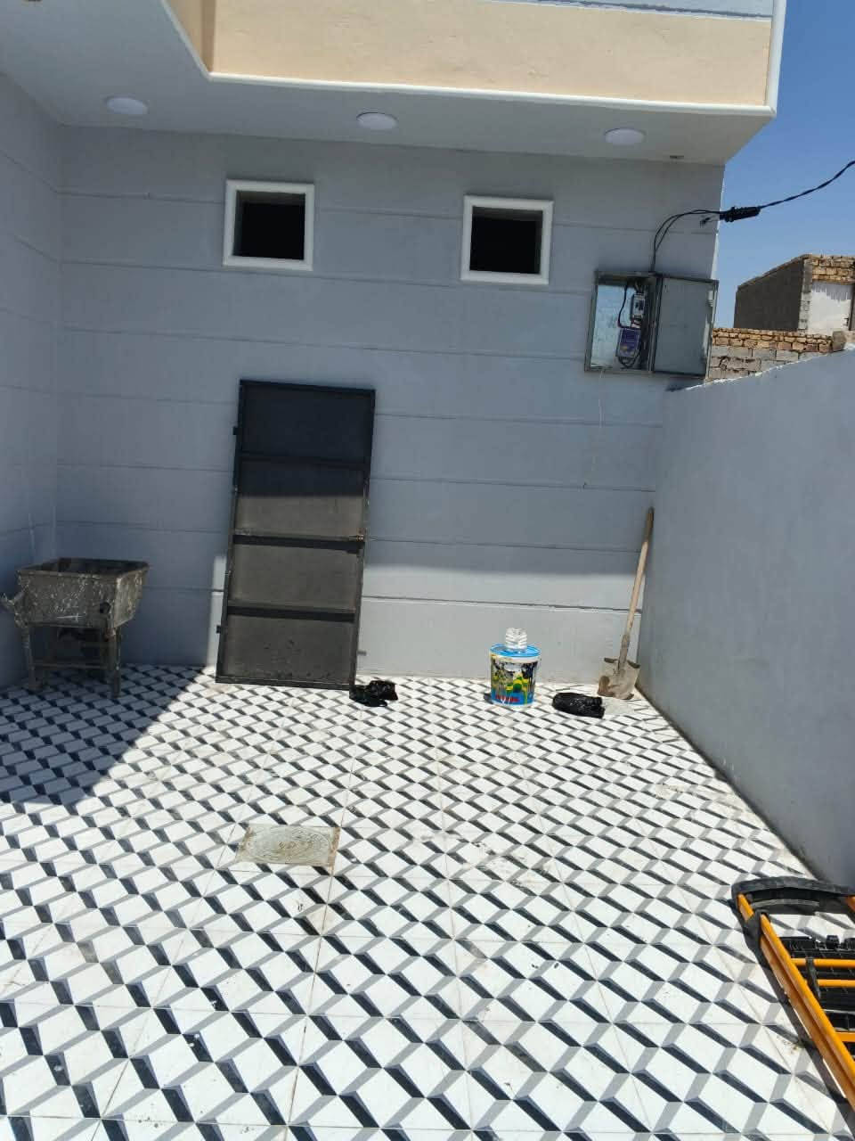 يا الله اليوم عدنا عرض كلش مرتب ومناسب
بيت 🏡 ٢٠٠ متر كونكريت مسلح بناء درجه اولى 
خلف عمارات الزيتورن زراعي سند ٢٥ 
تسليم مفتاح على اخر حبه  
كهرباء بوري  ارضيه ايفا 
ماء مجاري درجه اولى 
خدمات تبليط ماء اناره 
يحتوي على عدد الغرف ٢
صاله ١٢متر 
حمامات داخليه خارجيه 
حديقه داخليه🪴🏠
استقبال ٨متر 
مطبخ 🧑‍🍳
كراج سياره وحديقه 
الاستفسار الاتصال 
امير ***********
*********** الحاج قاسم
