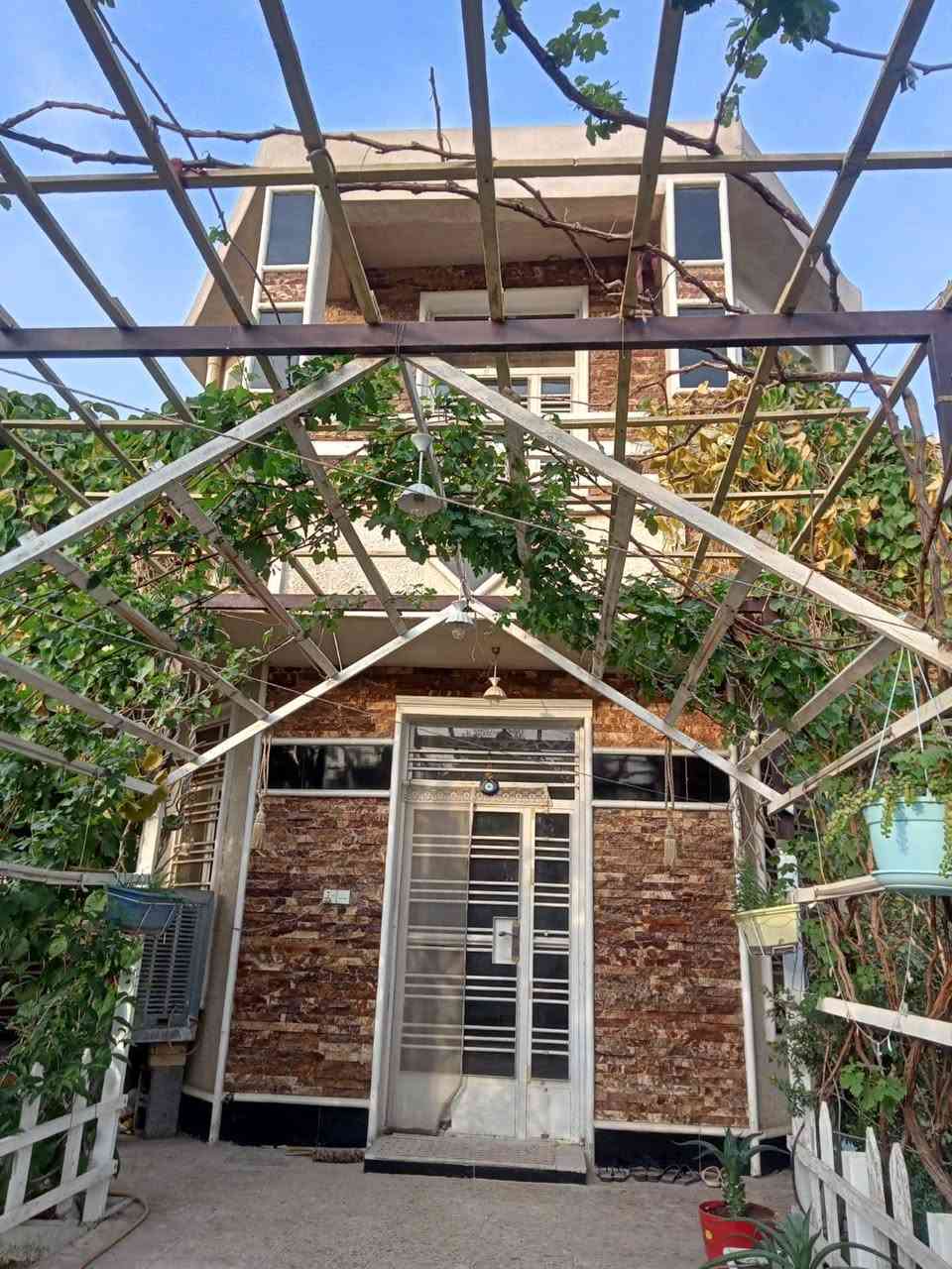 السلام عليكم البيت للبيع المساحة 260متر استفسار ع رقم ***********
