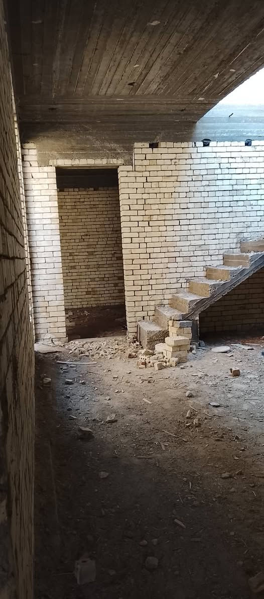 السلام عليكم بيت هيكل للبيع منطقه المزرعه حي الحسين مساحه 170رقم ***********
