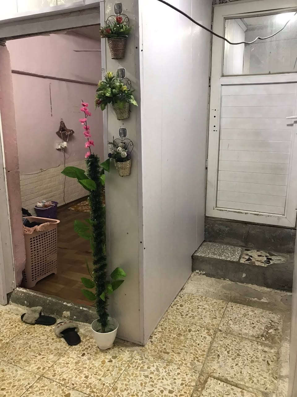 السلام عليكم من رخصت الادمن 
بيت تجاوز للبيع الدولعي مجمع الحسابات يحتوي على هول واستقبال ومطبخ وغرفتين نوم وصحيات مشتركة السعر 10مليون 
 رقم الهاتف *********** واتساب
