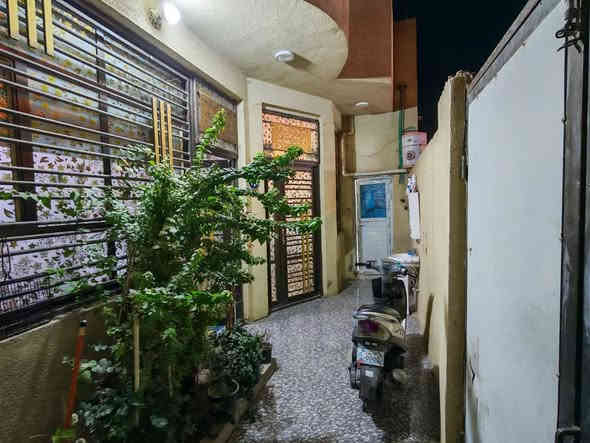 السلام عليكم دار للبيع طايو صرف مساحة البيت 100م مربع يناء حديث درجة اولى اي نقص مابيه طابق ونص السعر 130 مع المجال ***********  حي الغدير
