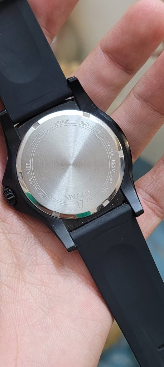 بولوفا كوارتز 
قطر ٤٢ مم 
سير وقفل بلادي 
مكينة ياباني و طوق دوار 
أميال و أرقام لامنوز 

السعر ٦٥ ألف دينار 

*********** 
يوجد توصيل لجميع محافظات العراق الحبيب
